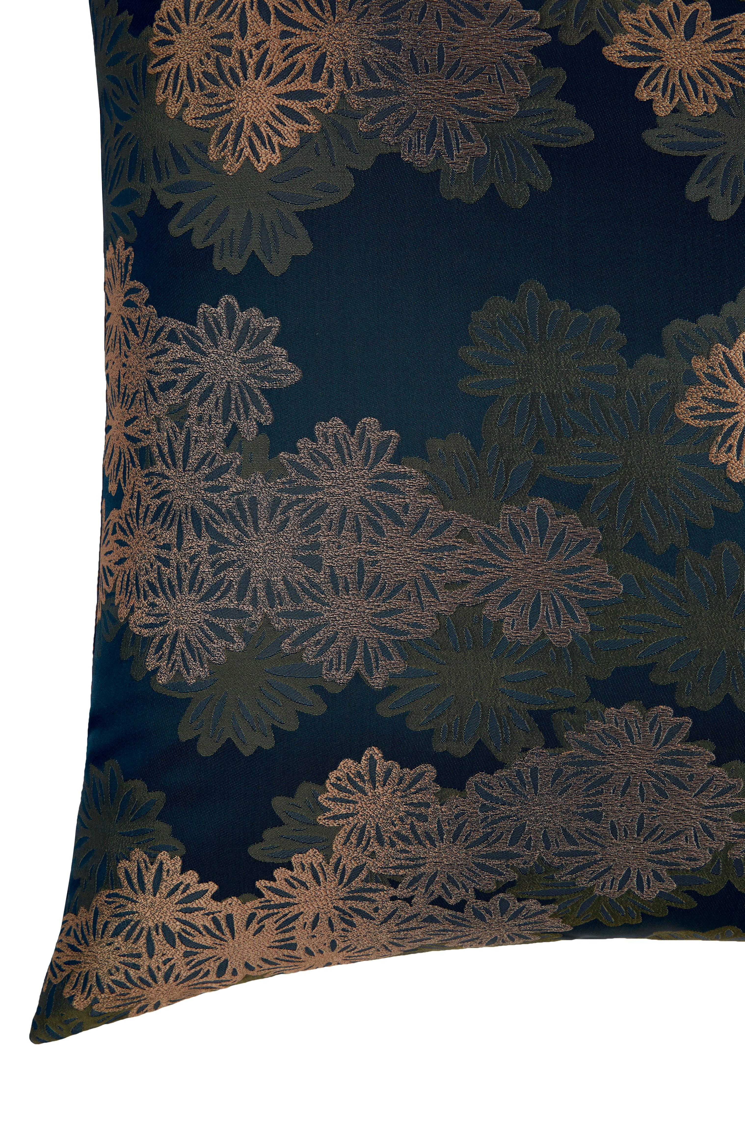 Se trata de un puf cúbico de jacquard, asiento en tonos azules, verdes y dorados. Cada borde del puf está dividido por finos ribetes de satén dorado. Los distintos motivos de los laterales del puf están bellamente diseñados con racimos de flores en