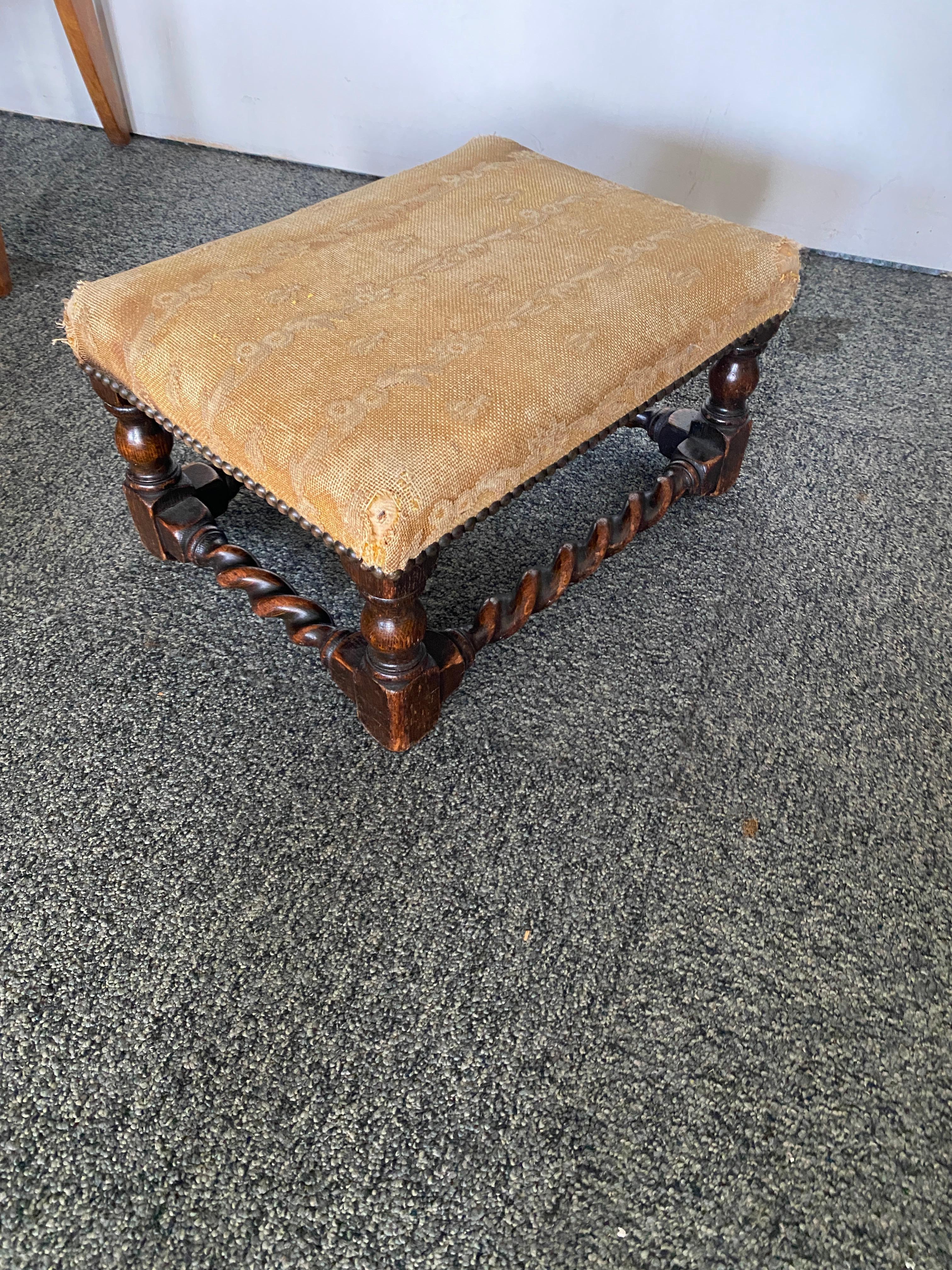 footrest or small oak stool in Louis XIII style, late 19th century In Good Condition For Sale In Mouscron, WHT