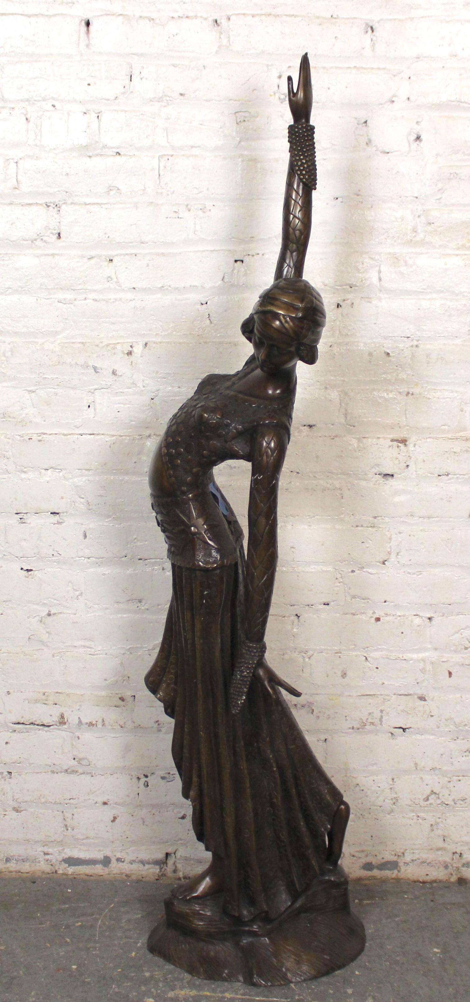 Una statua di bronzo alta quattro metri e mezzo chiamata 