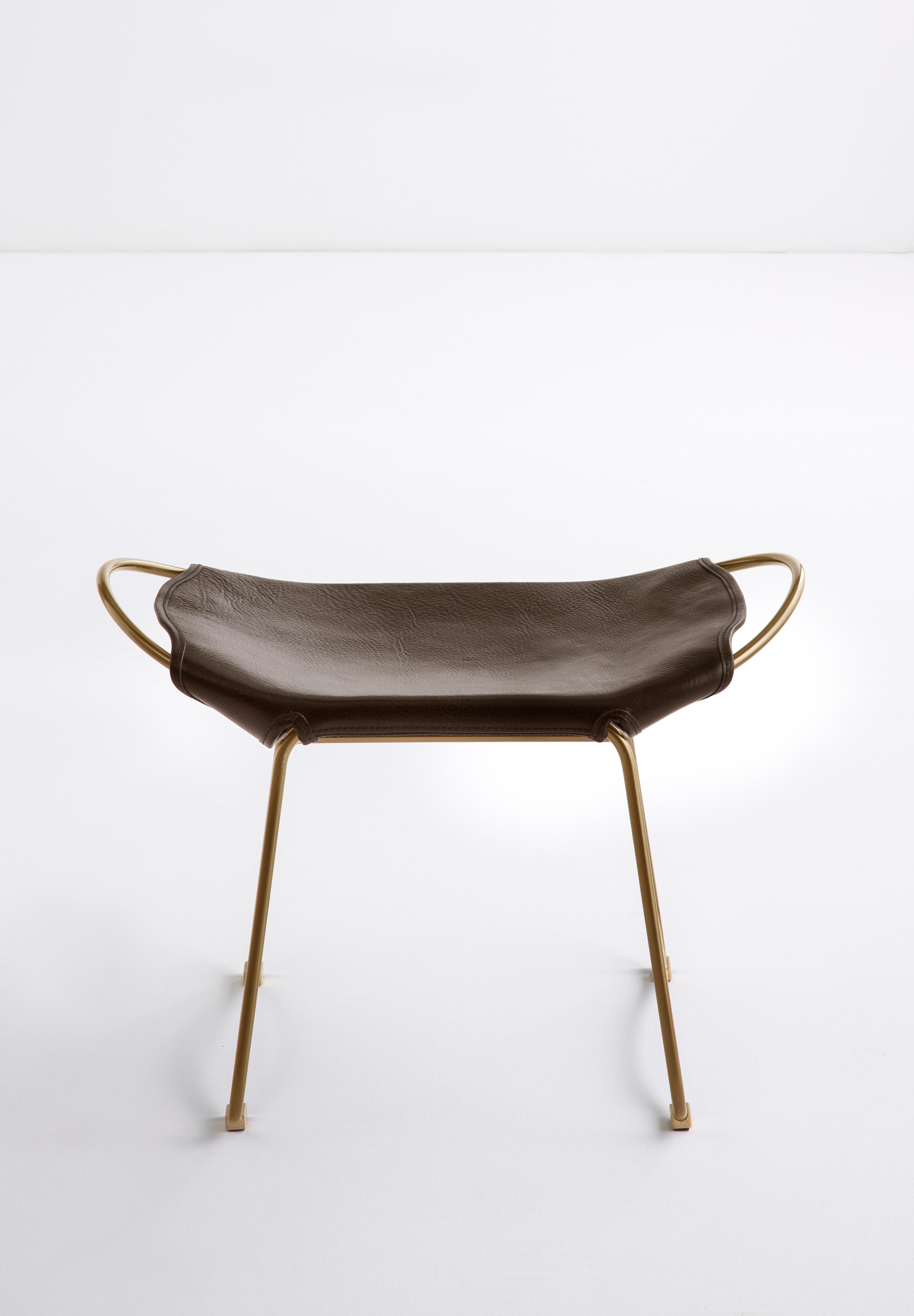 HUG Footstool Aged Brass Steel and Vegetable Tanned Dark Brown Saddle Leather

The HUG footstool is designed and conceived with a light aesthetic, the slight oscillation of the steel rod of 14 mm is complemented by the flexibility of the 3.5 mm