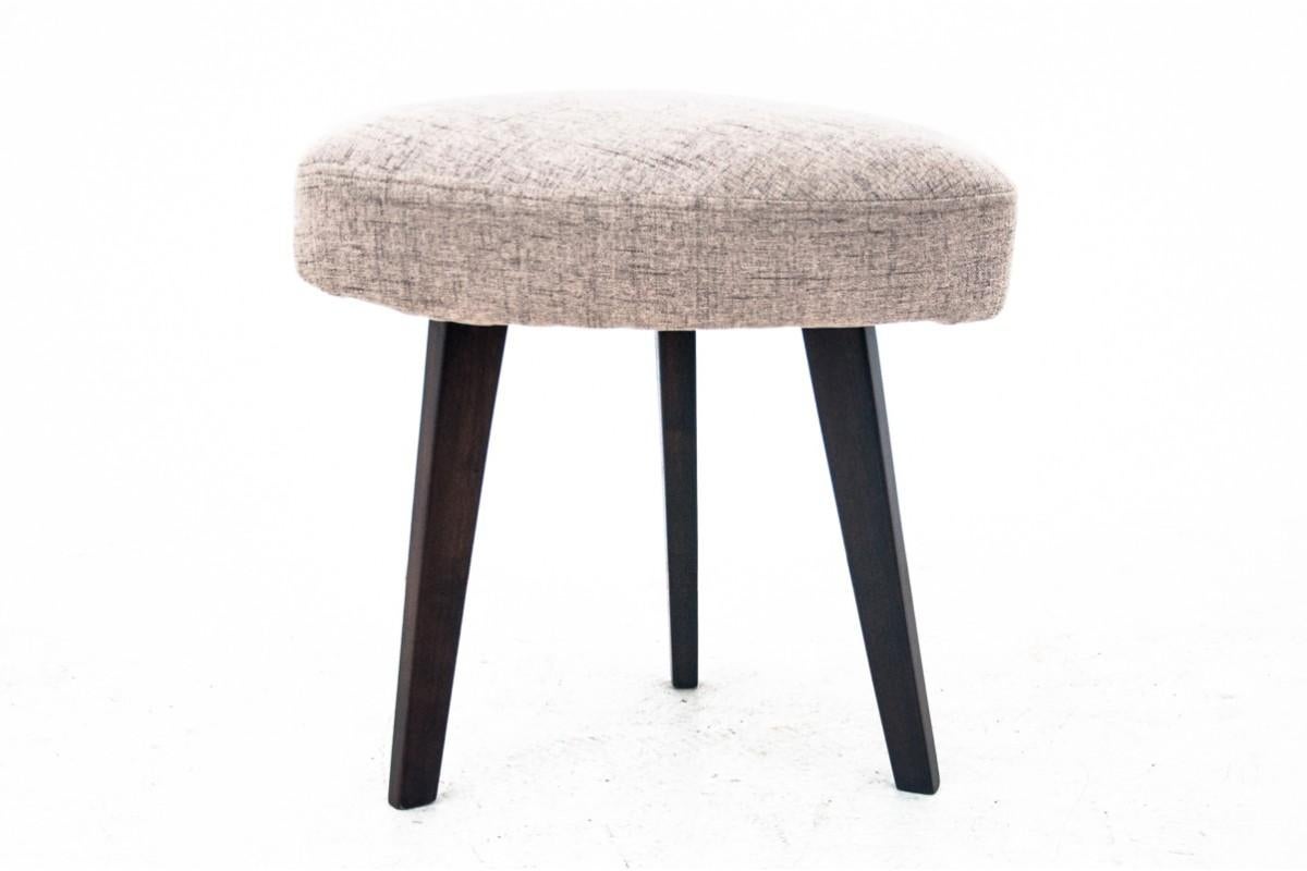 Footstool manufactured in the 1960s, imported from Denmark.

Furniture in very good condition, after professional renovation, the seat was covered with new fabric.

Dimensions: height 47 cm / width 46 cm / depth 46 cm