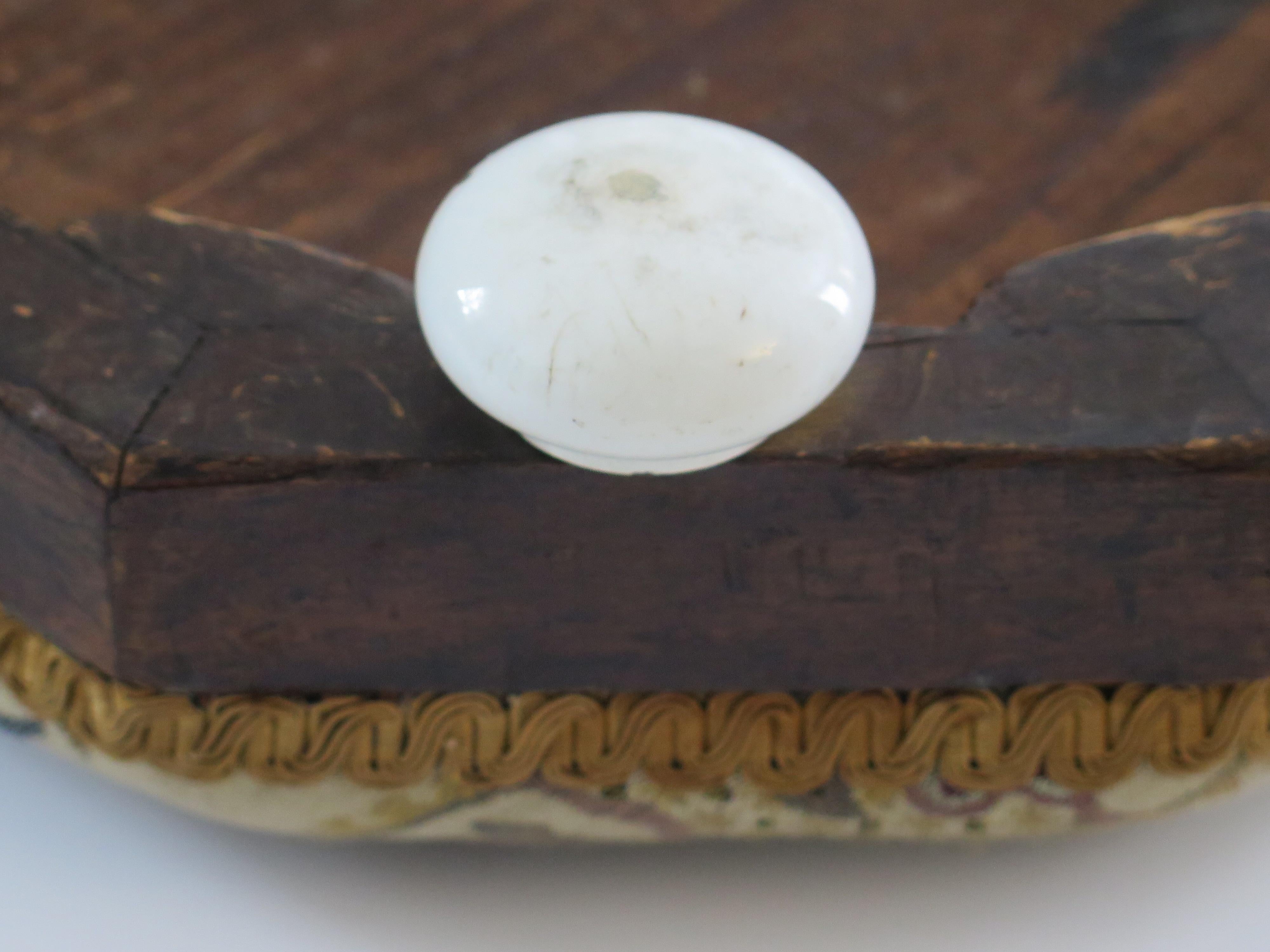Reposapiés victoriano temprano con armazón octogonal de nogal y tapa de tapiz, ca. 1840 en venta 3