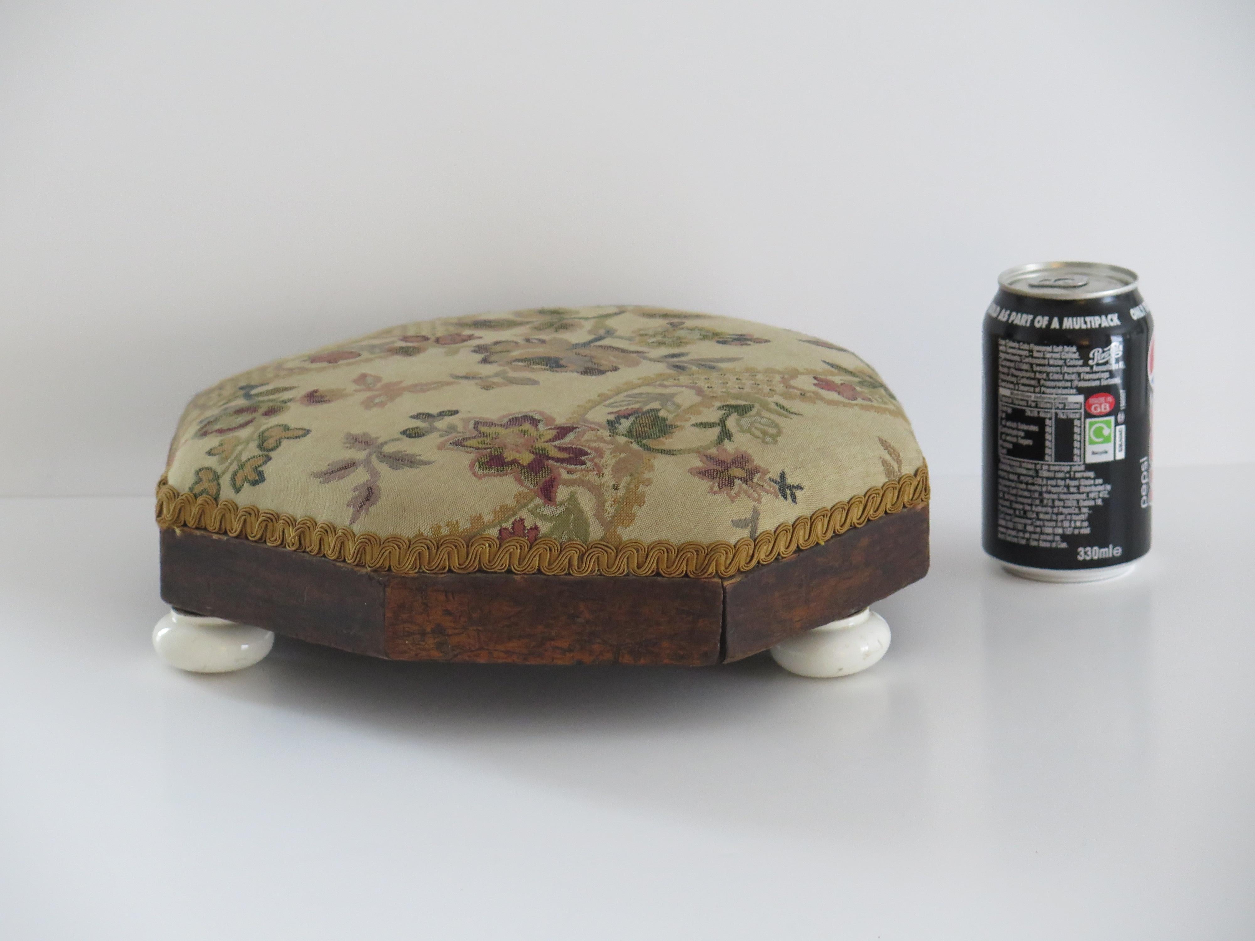 Footstool Early Victorian with Octagonal Walnut Frame & Tapestry Top, ca 1840  For Sale 5