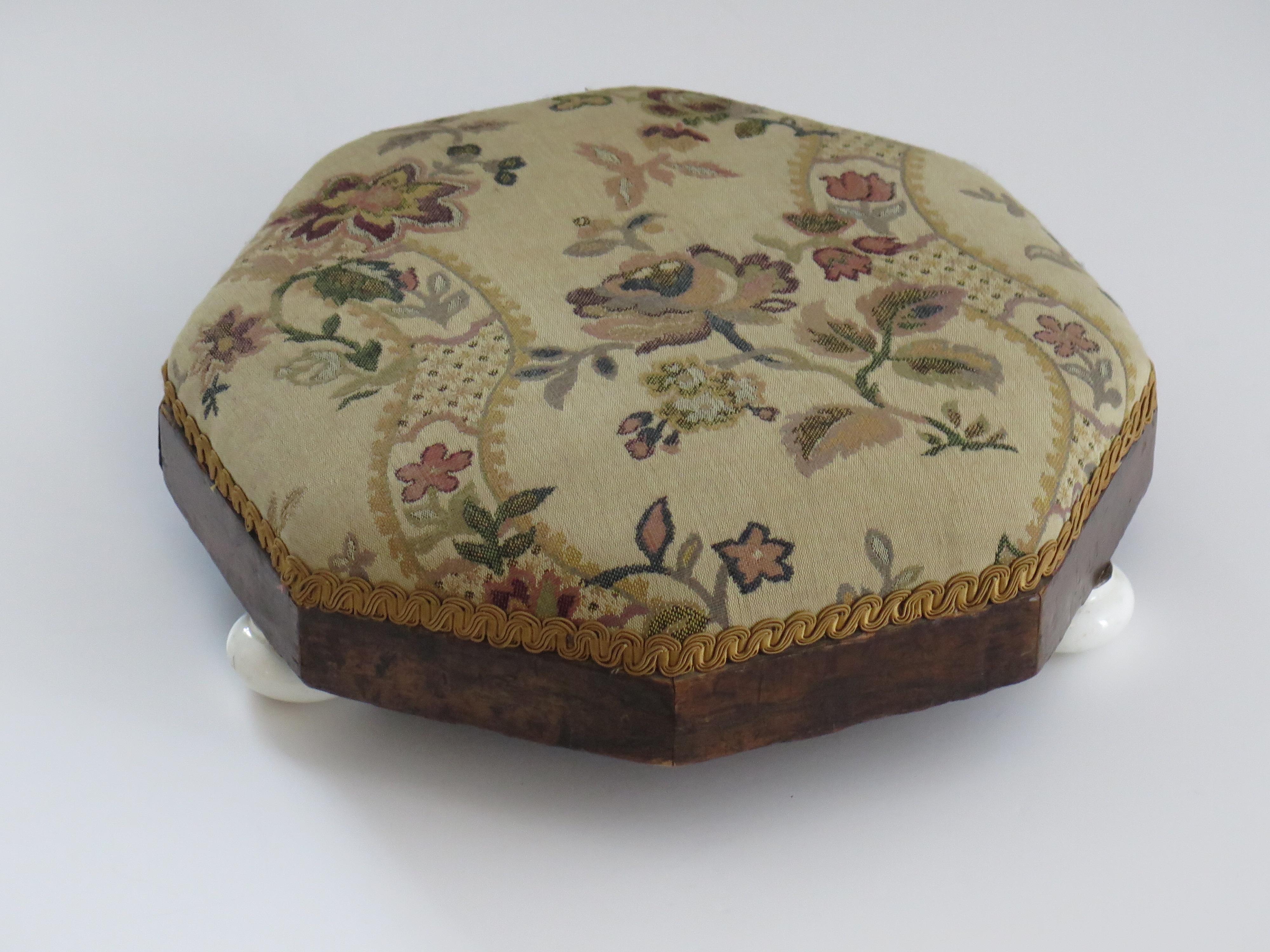 Reposapiés victoriano temprano con armazón octogonal de nogal y tapa de tapiz, ca. 1840 siglo XIX en venta