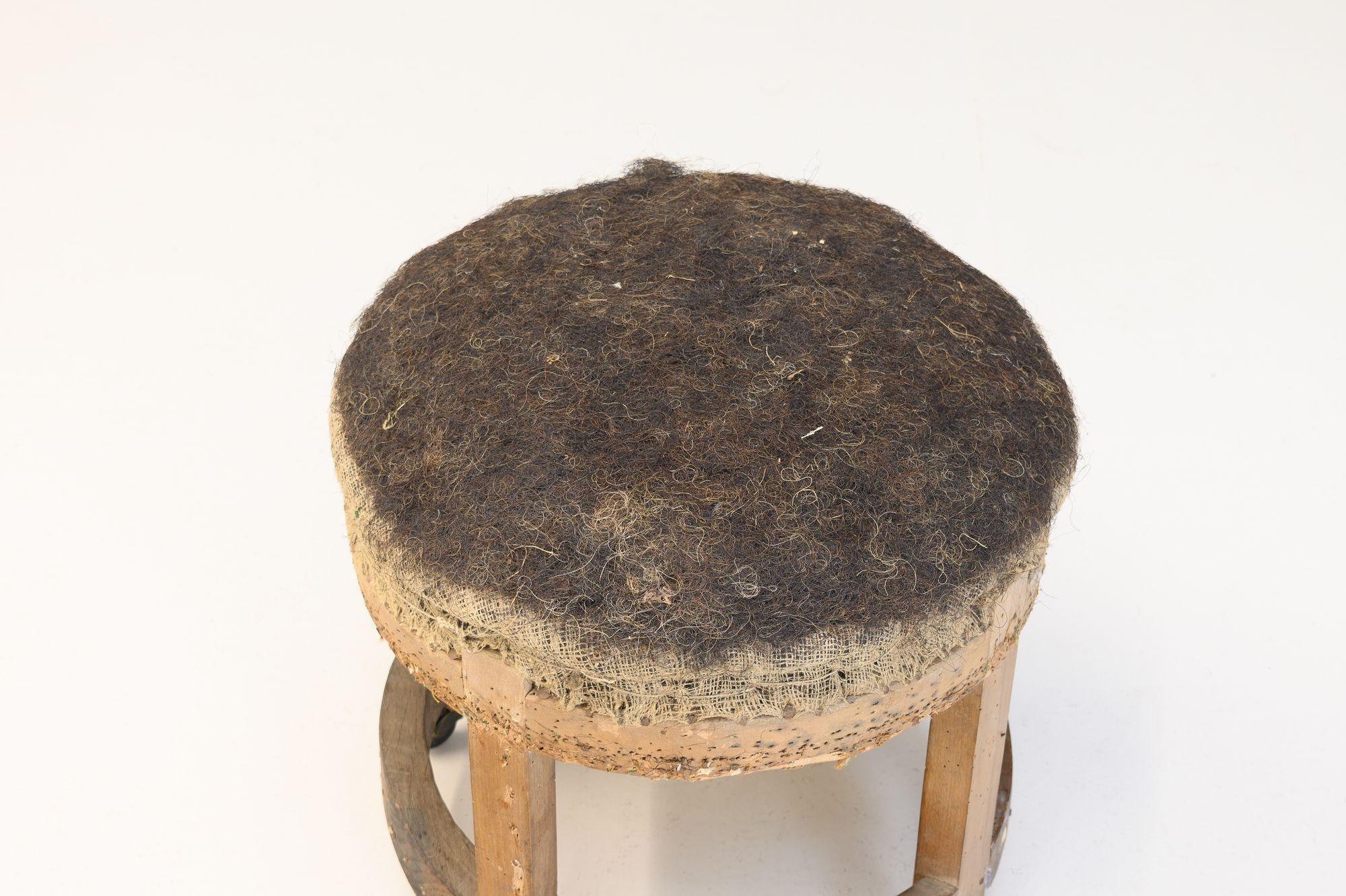 Französischer Fußhocker auf Rollen. CIRCA 1900
H 48cm x B 47cm x T 47cm