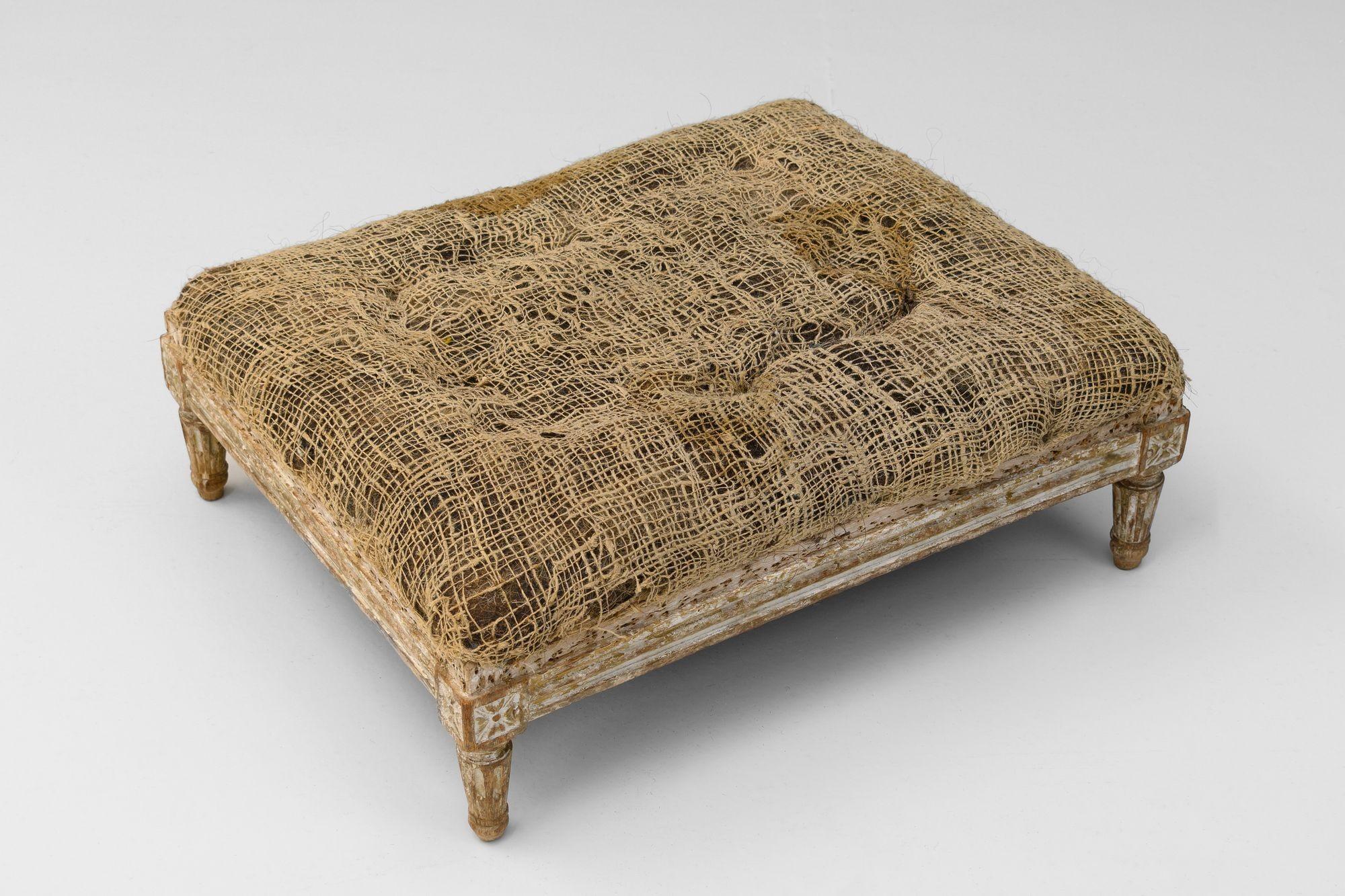 Reposapiés bajo sobre patas de caña en acabado de pintura envejecida. Alrededor de 1890.
Alto 21cm x Ancho 47cm x Fondo 58cm