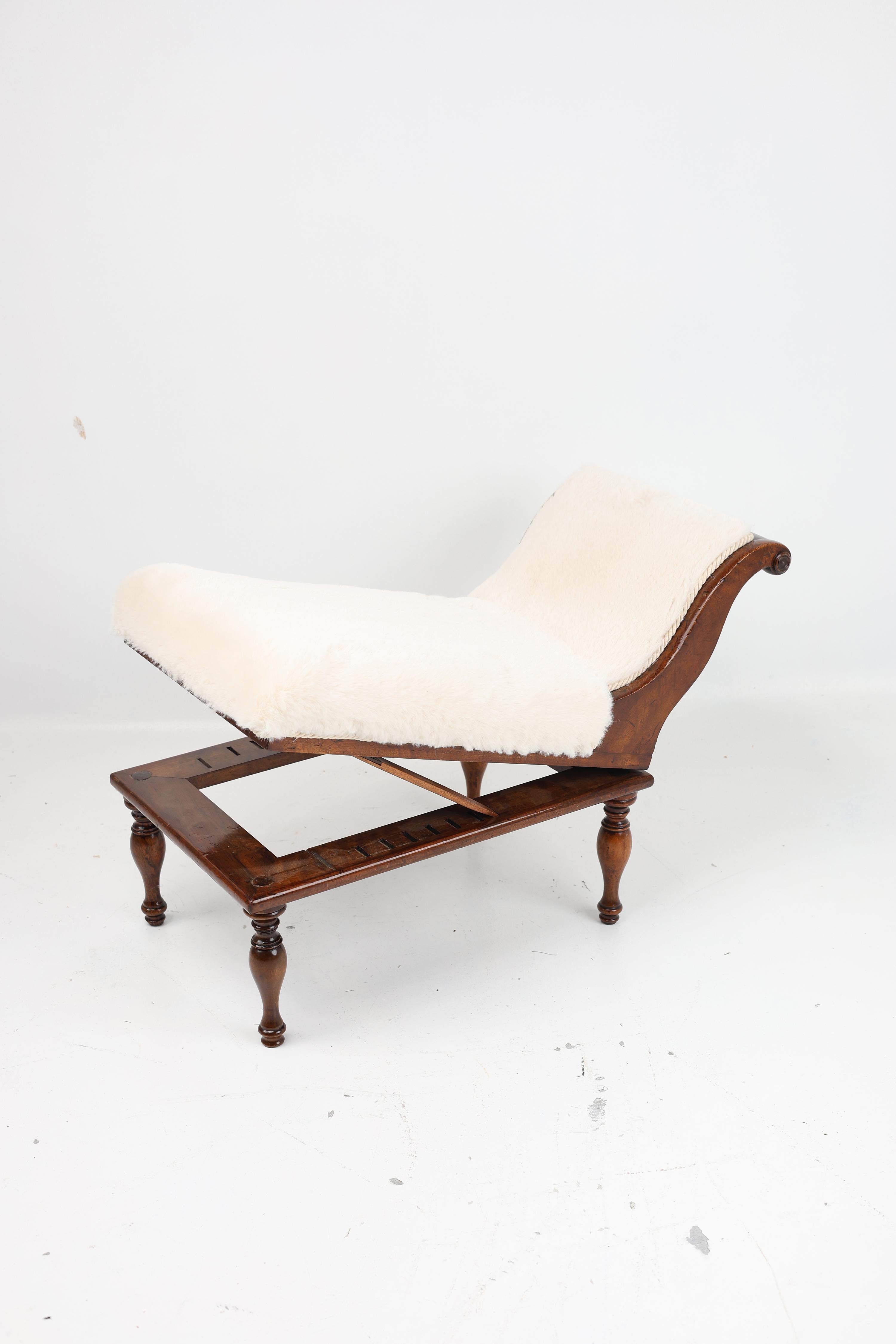 Fußschemel im viktorianischen Stil - Mahagoni, 19. Jahrhundert

Beschreibung:
Ein stilvoller viktorianischer Hocker aus Mahagoni, der die Form einer Miniatur-Chaise Longue mit sanft geschwungenen Linien und gedrechselten Beinen hat. Die Polsterung