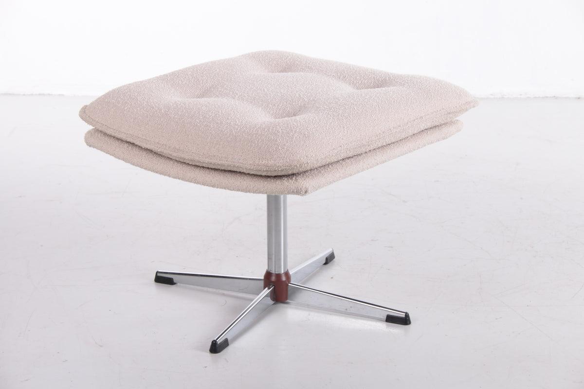 Footstool Ottoman by Artifort Geoffrey Harcourt Style 1960s

Footstool upholstered with cream white boucle fabric,
on an aluminum base.
Footstool is in new vintage condition.
Beautiful design classic from the 60s.

Additional