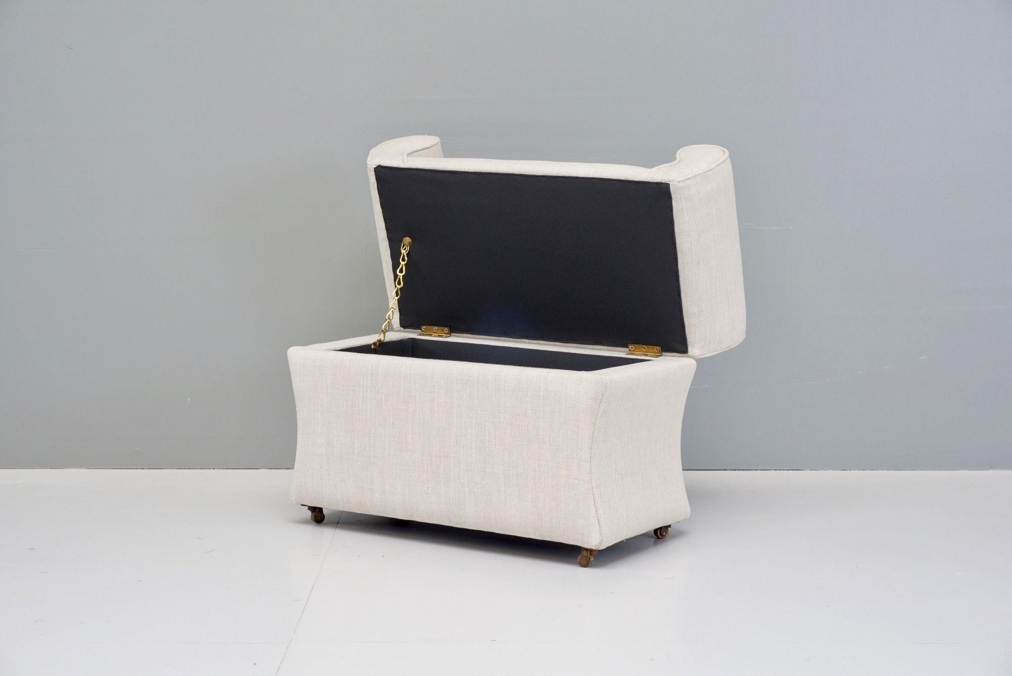 Lin Footstool / ottoman en vente