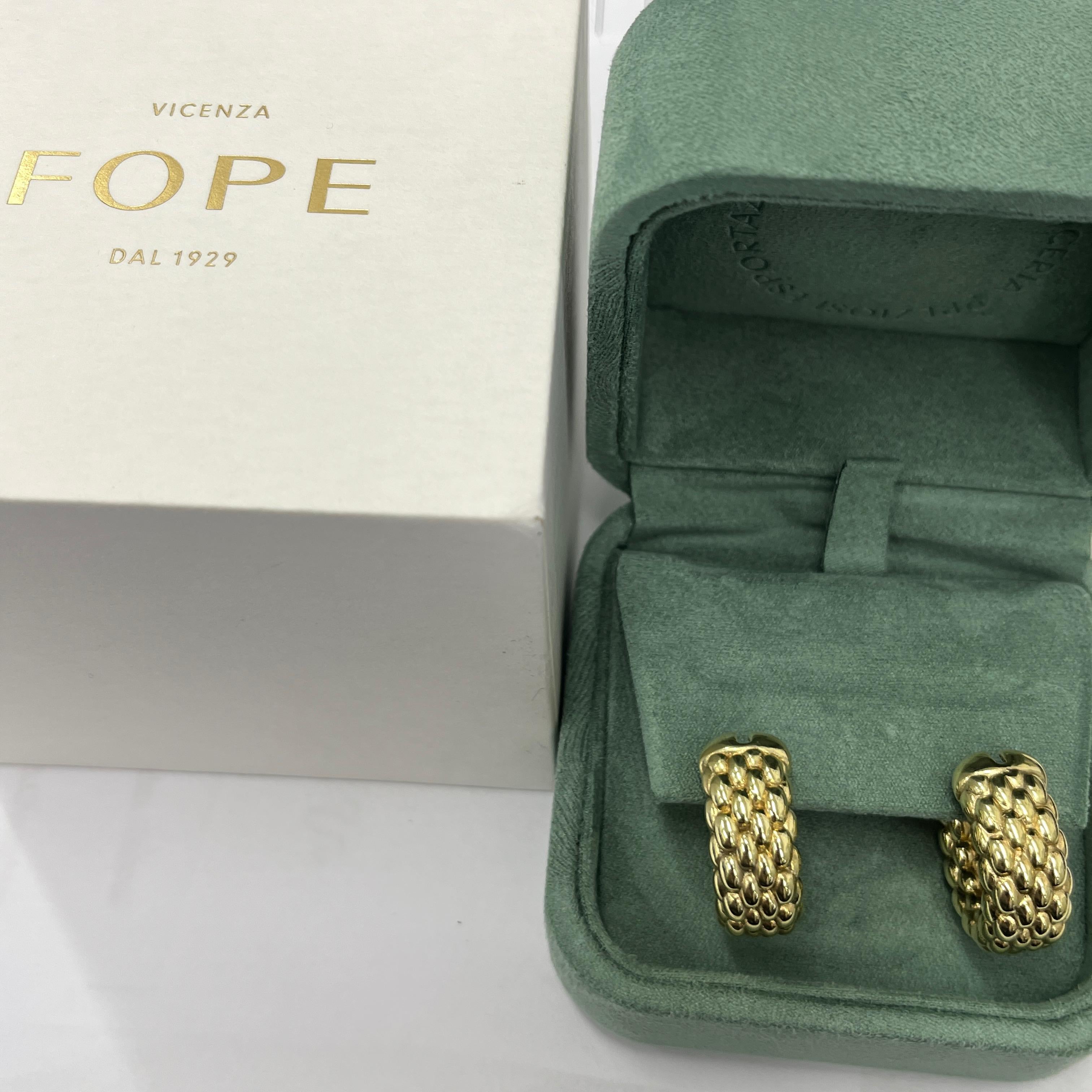 Eleva la tua collezione di gioielli con questi splendidi orecchini Fope in oro giallo 18 ct, un mix perfetto di raffinatezza classica e moderno design italiano. Realizzati a mano a Vicenza, questi orecchini dimostrano l'impegno del marchio verso
