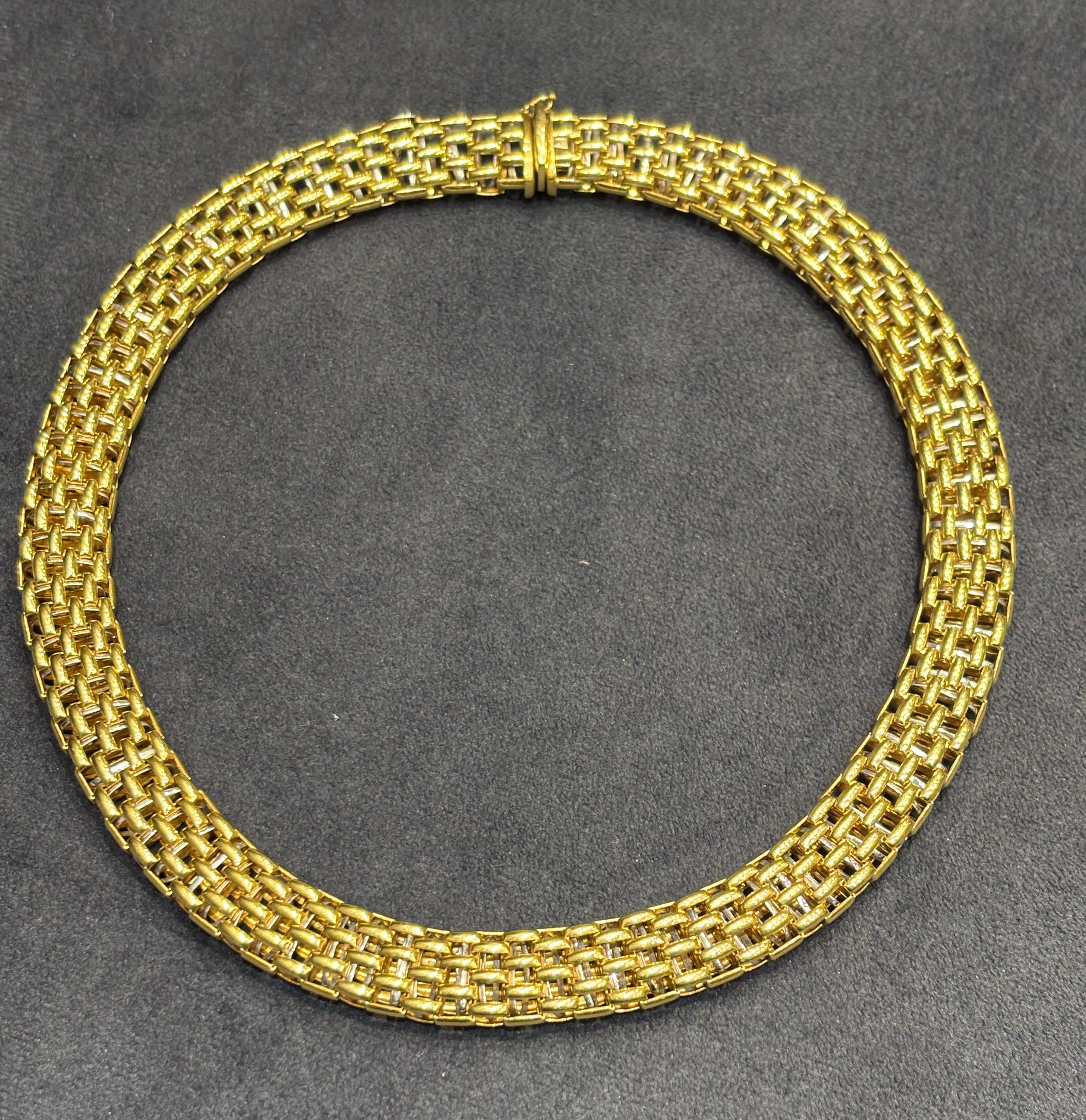 Questo elegante girocollo a reticolo in oro 18 carati è estremamente flessibile e, nonostante l'aspetto pesante, non è poi così pesante e molto comodo da indossare. Si posiziona perfettamente sulla clavicola. La collana fa parte di un set con un