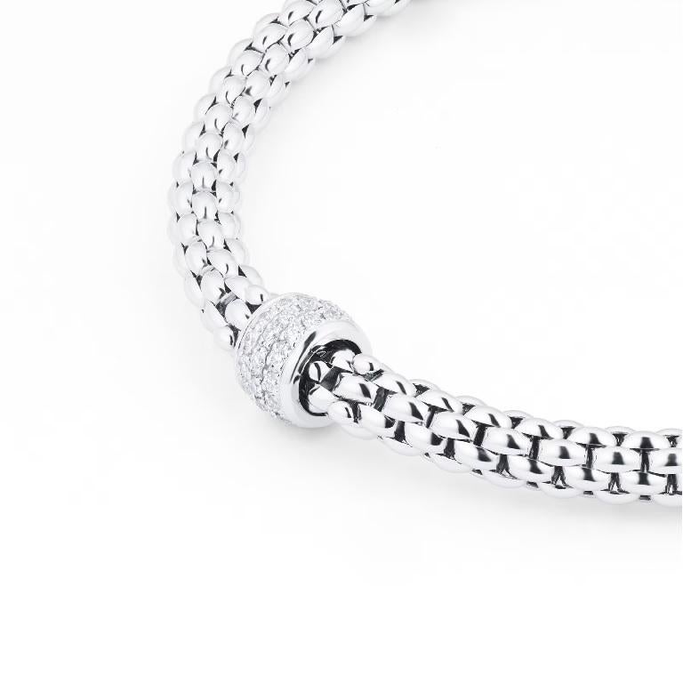 Fope Bracelet Solo en or blanc 18 ct 0,29 ct de diamant.

Le diamètre du bracelet peut être élargi jusqu'à 30 % et sa flexibilité le rend facile à porter : il suffit de le faire rouler sur les doigts jusqu'au poignet. C'est tout ce que vous avez à