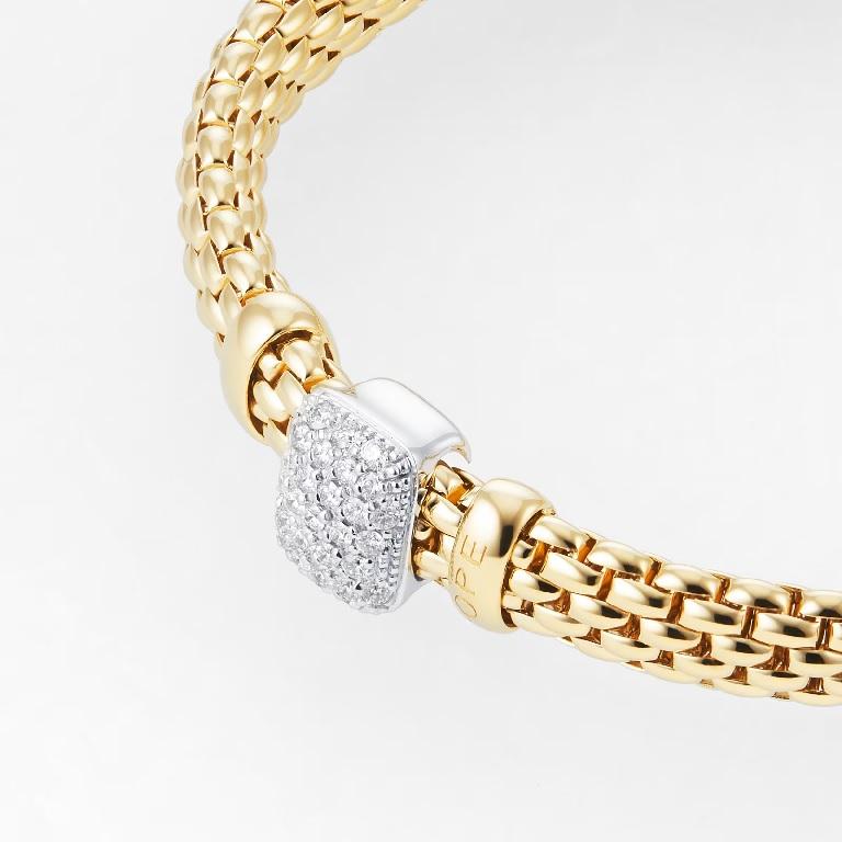 Fope Bracelet Flex'it Vendome en or jaune et blanc 18ct. Le diamètre du bracelet peut être élargi jusqu'à 30 % et sa flexibilité le rend facile à porter : il suffit de le faire rouler sur les doigts jusqu'au poignet. C'est tout ce que vous avez à