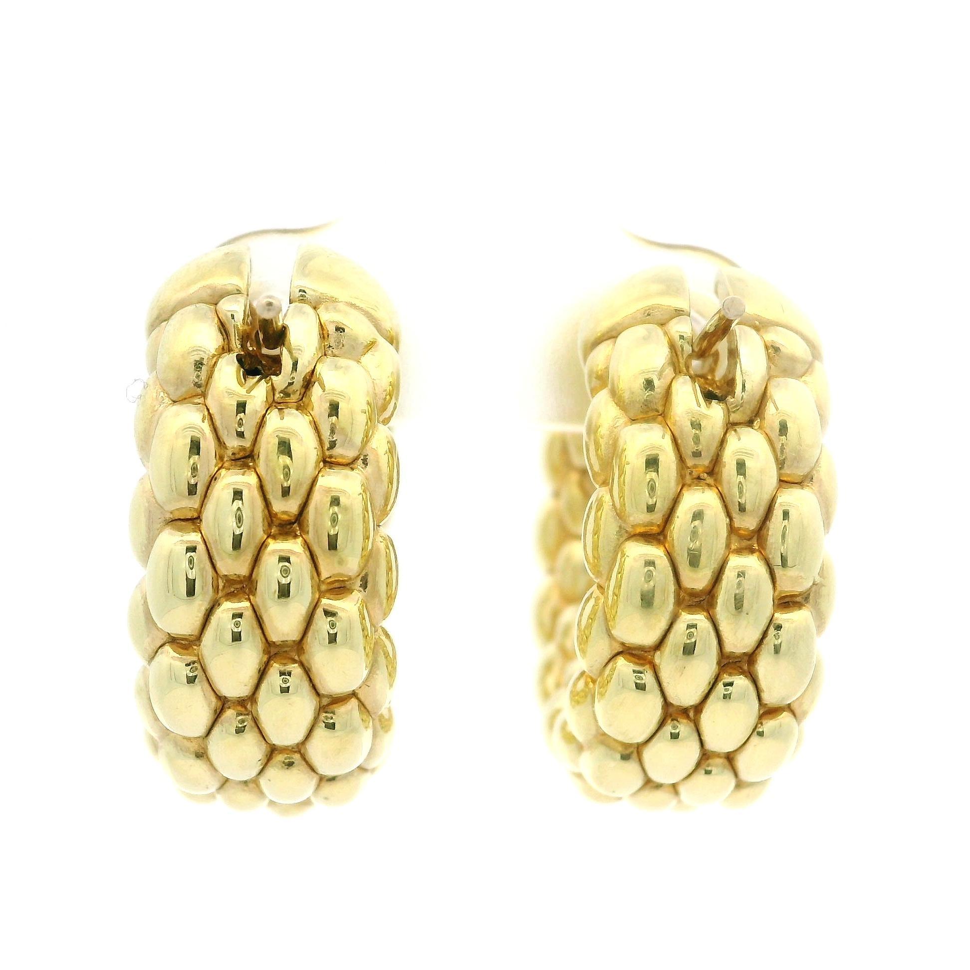Fope 18k Yellow Gold 10.4mm Wide Textured Hoop Earrings w/ Snap Closures In Excellent Condition In Montclair, NJ