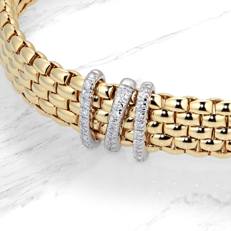 Das FOPE Panorama Armband ist komplett aus 18 Karat flexiblem Gold gefertigt und mit einem Rondell mit Diamantbesatz versehen. Der Durchmesser des Armbands kann um bis zu 30 % erweitert werden, und dank seiner Flexibilität ist es leicht zu