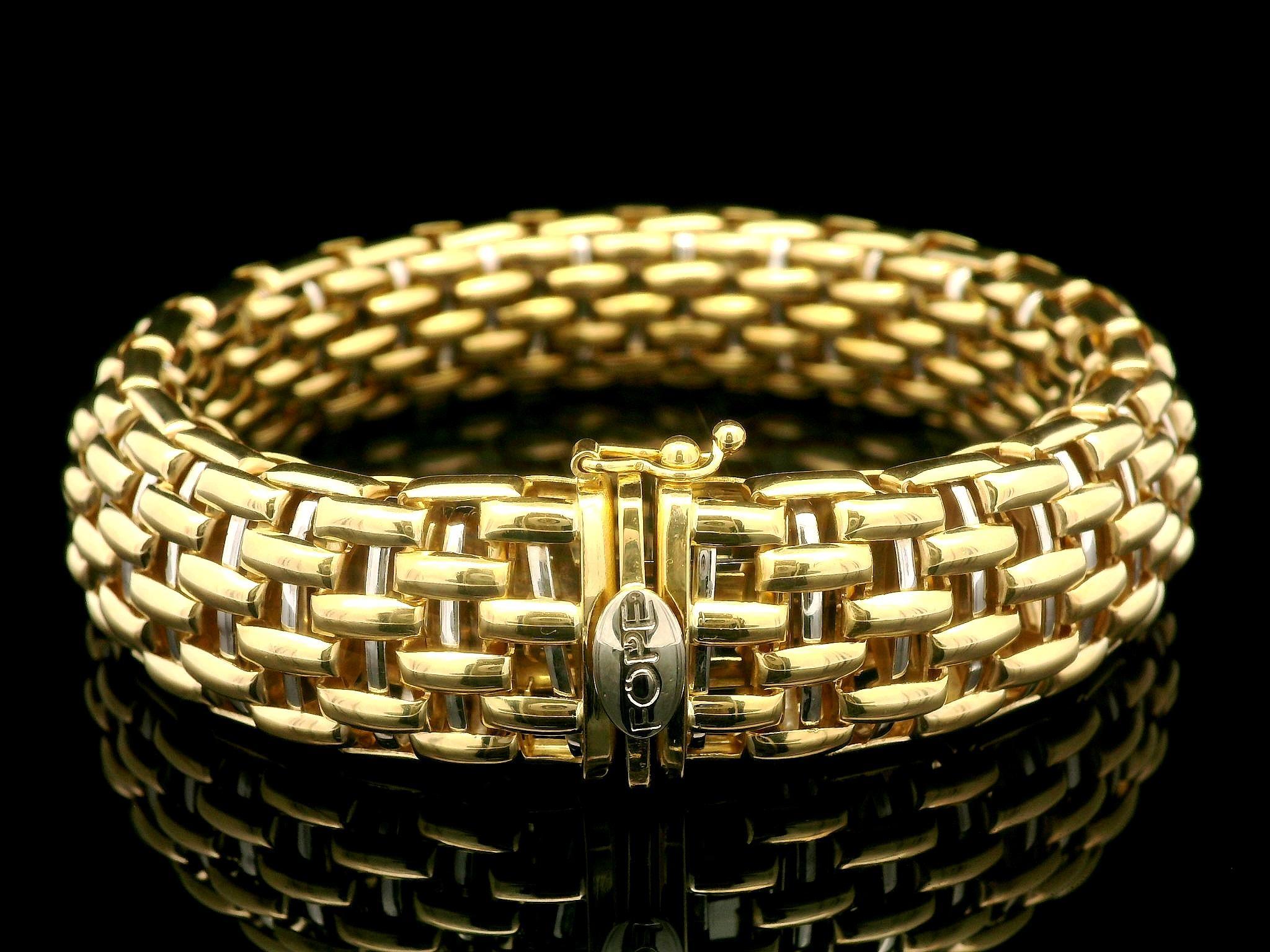 MATERIAL : Or jaune 18k - Or blanc 18k
Poids : 50,11 grammes
Longueur totale : S'adapte confortablement à un poignet de 6,5