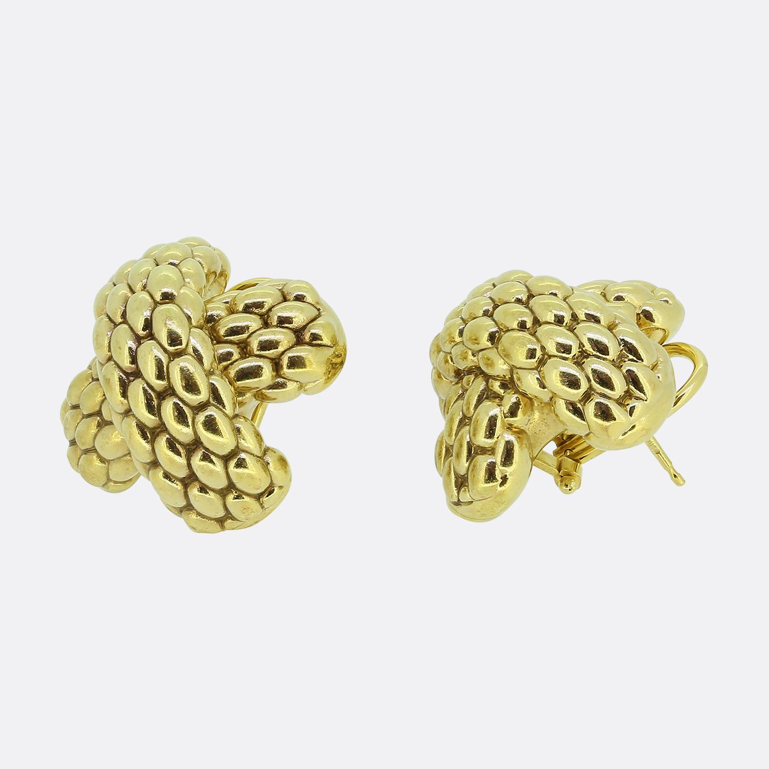 Ecco un paio di orecchini eleganti e raffinati del famoso designer di gioielli Fope. Ogni pezzo identico è stato realizzato in oro giallo 18ct e presenta un aspetto intrecciato. Questi orecchini sono una testimonianza di moderna artigianalità ed