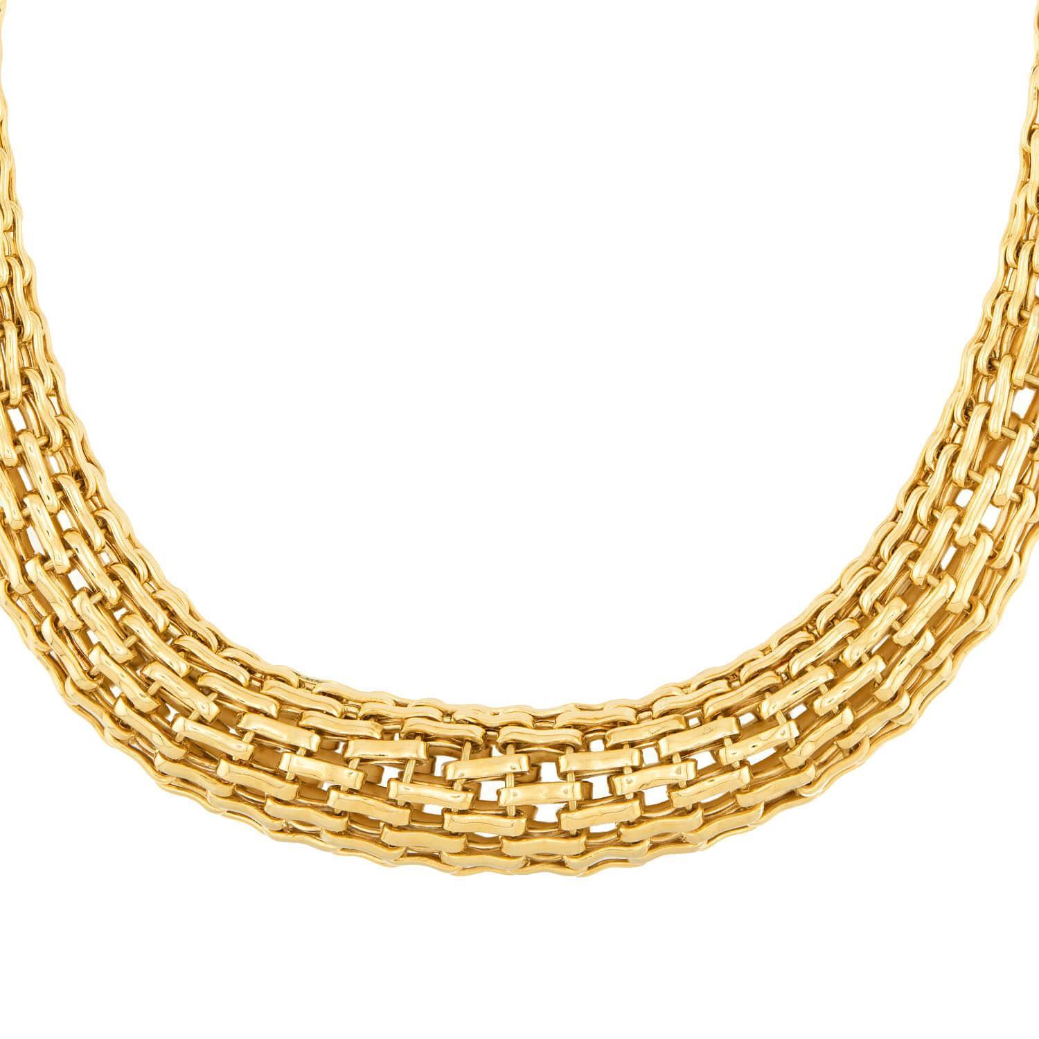 A fantastic and eye-catching necklace from legendary jewelry, Fope! Crafted in 18k vibrant yellow gold, this necklace is comprised of interlocking ellipse-shaped links. The links are flexible and give the necklace a unique collapsible design. The