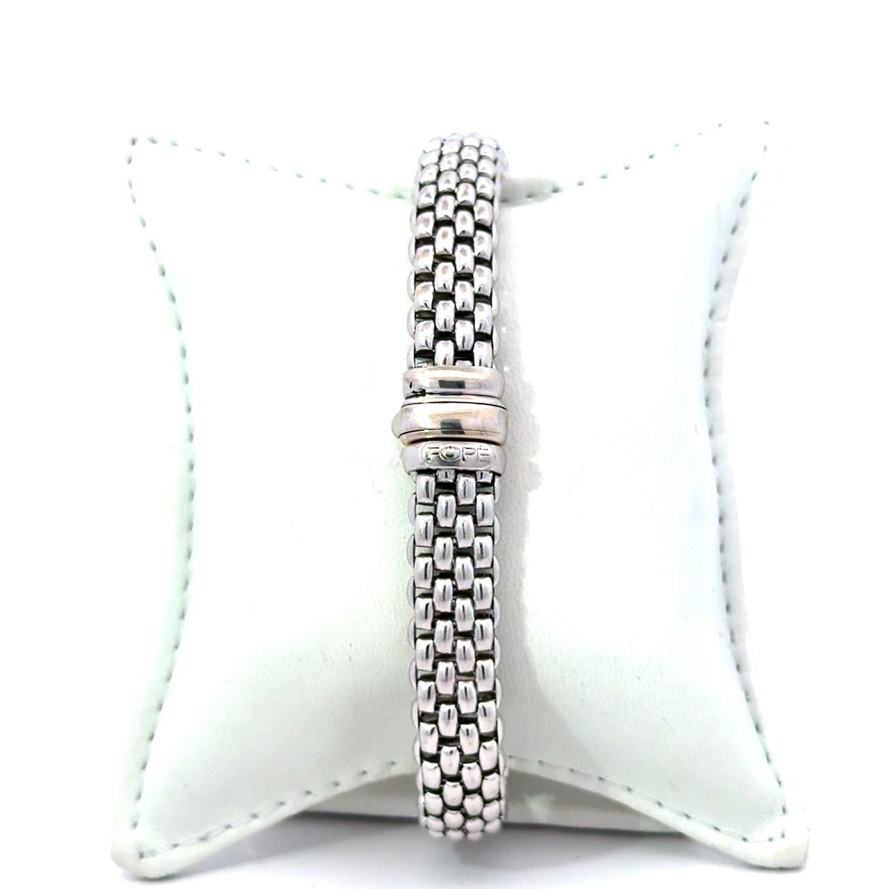 Fope Pulsera de eslabones de ladrillo flexible
28 gramos de oro blanco de 18 quilates
9,5 mm de ancho
7,5 Pulgadas de Largo

Garantizamos que es 100% auténtico FOPE

Por qué nos encanta: Un diseño clásico de FOPE con su característico diseño
