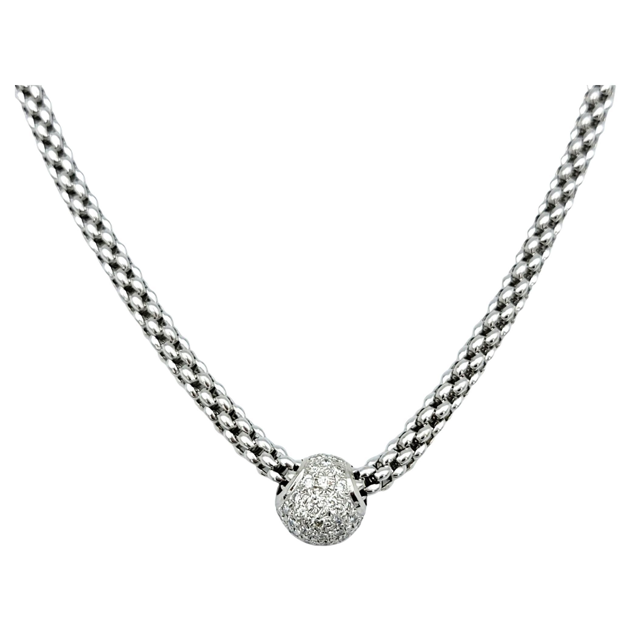 This stunning Fope Flex'It diamond pavé pendant necklace, an exquisite piece set in 18 karat white gold. This stunning necklace features a pavé diamond sliding pendant, showcasing a dazzling array of meticulously set diamonds that sparkle with every