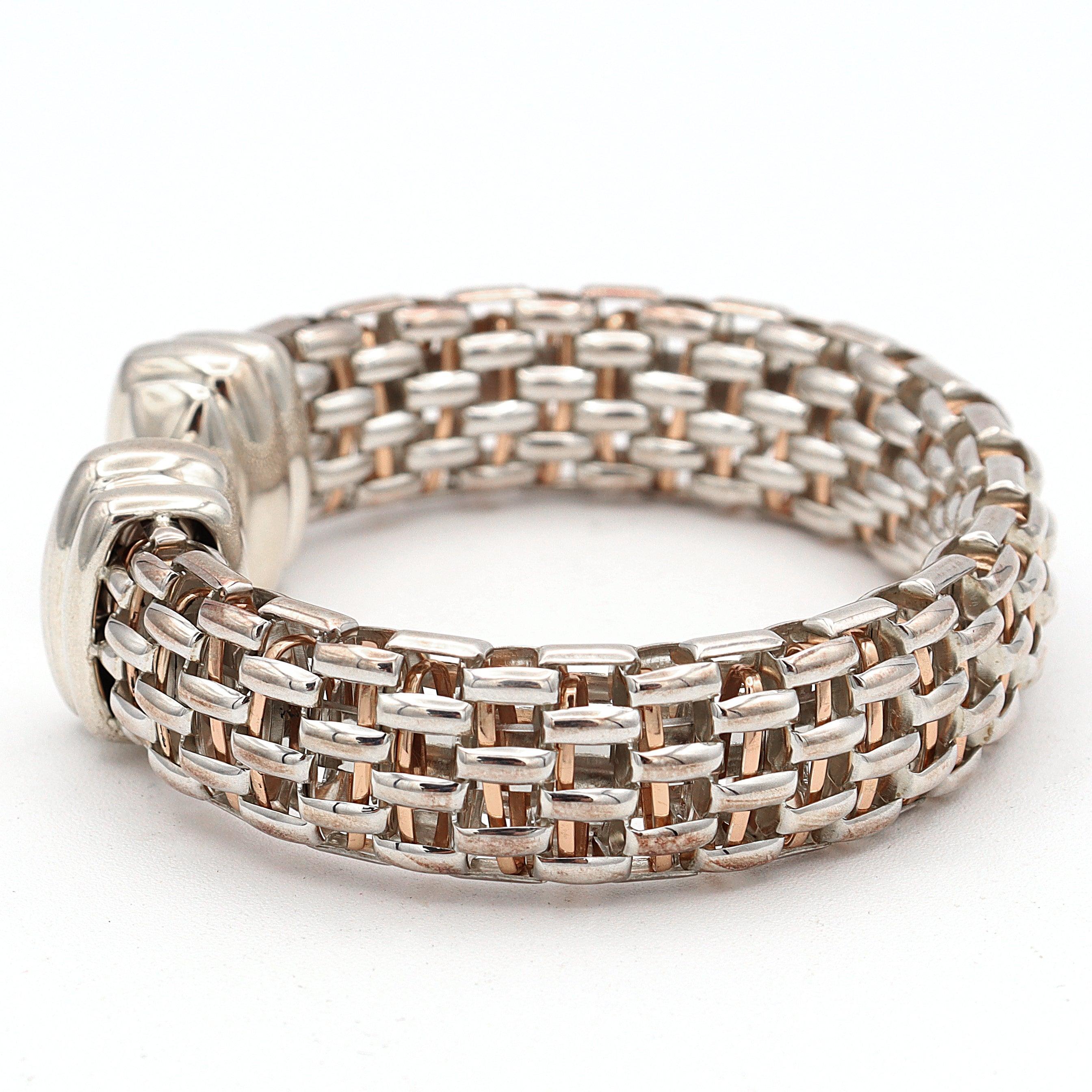 Elegant bracelet manchette en argent sterling de Twin/One, au design classique de corde jumelée. Fabriquée en Italie, cette pièce élégante et sophistiquée témoigne du style et de la qualité propres à la marque. Un accessoire intemporel parfait pour