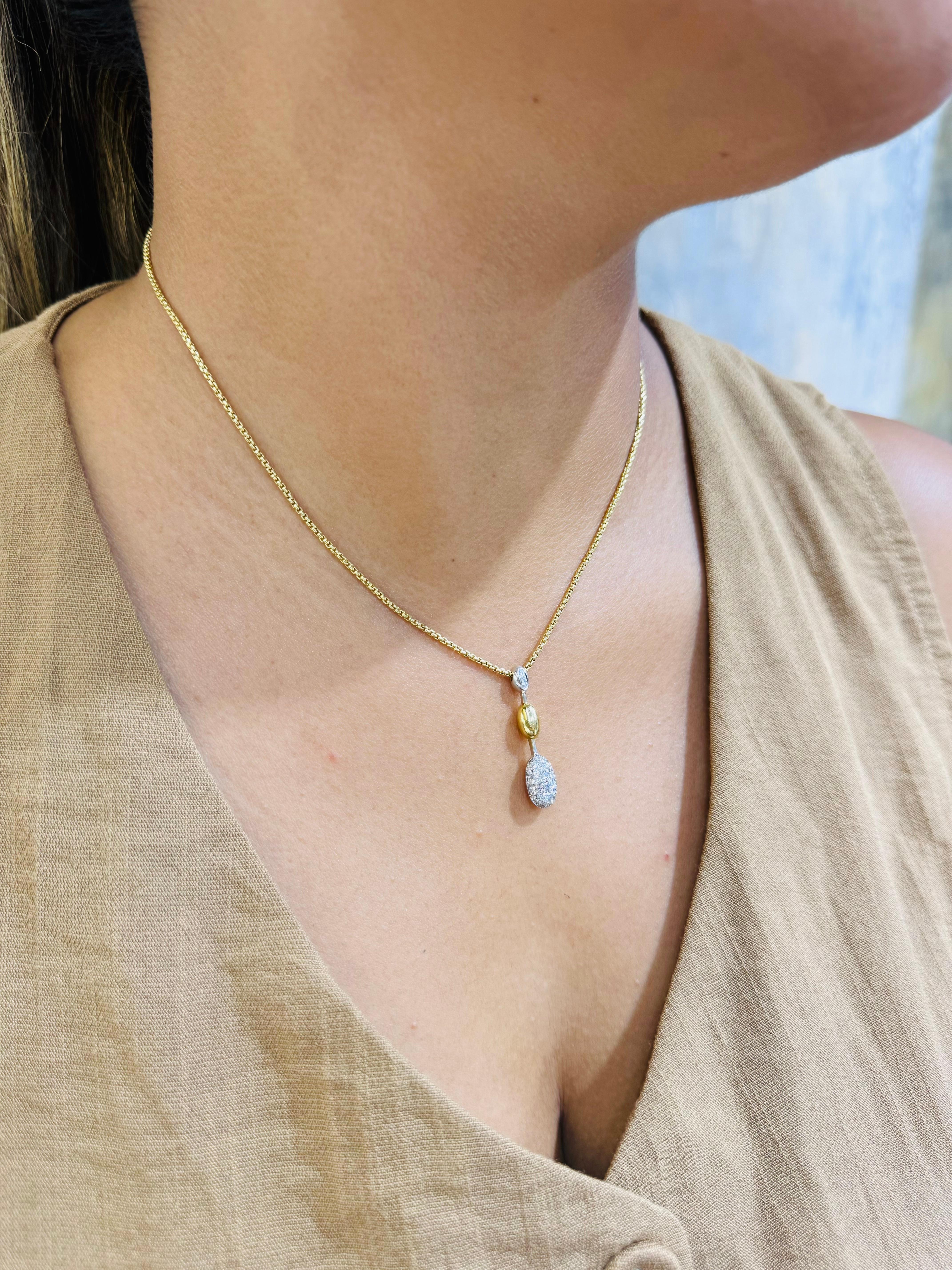 Elegant design crafted by Fope a renowned jewelry house out of Italy since 1929.
This beautiful necklace showcases one 16.5