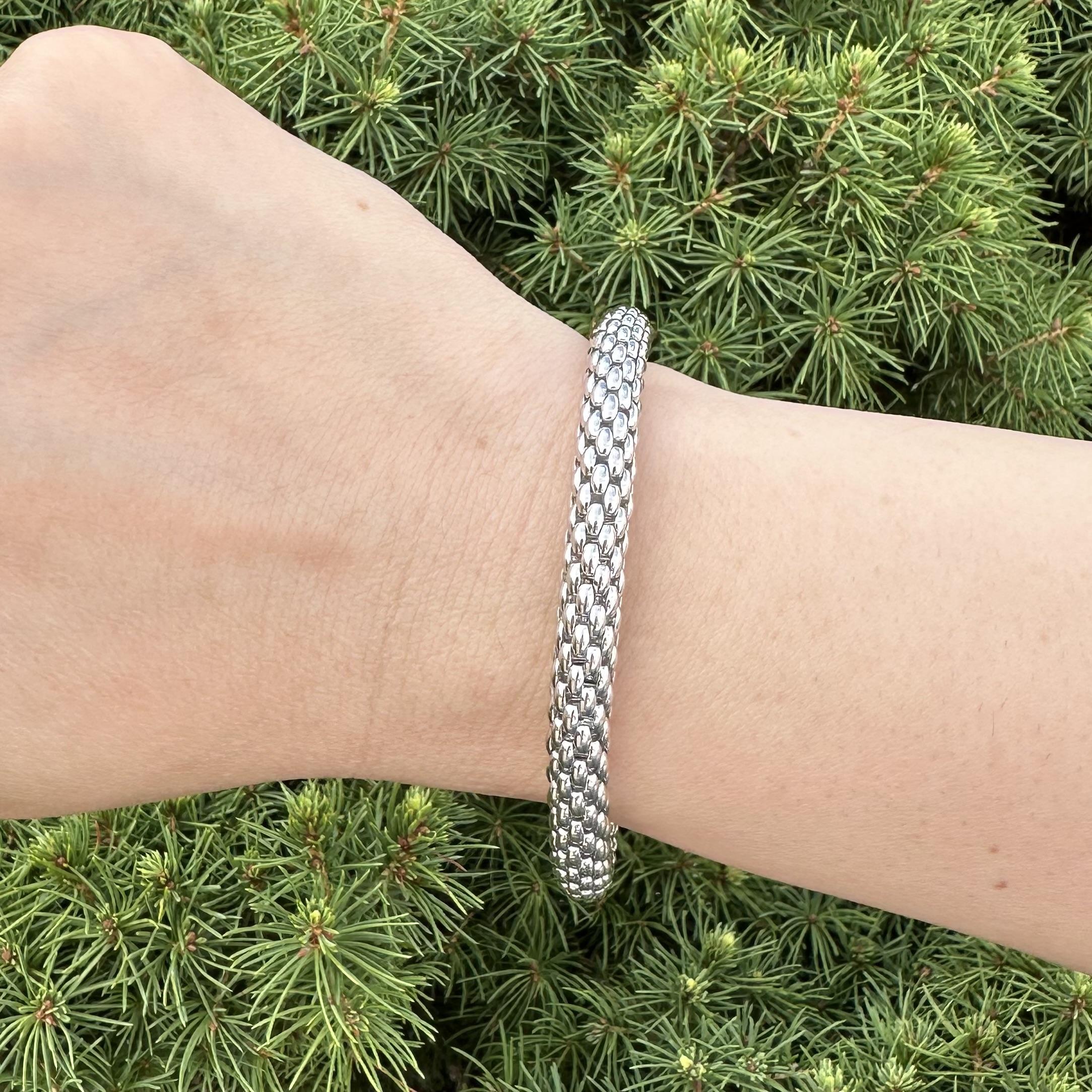 MATERIAL: Massives 18k Weißgold
Gewicht: 26,95 Gramm
Typ: Love Nest Barrel Link
Verschluss: Druckverschluss mit Sicherheitsschließe
Größe: Misst 7.5 Zoll neben einem Lineal. Passt bequem bis zu einem Handgelenk von 6,5 Zoll (an einem Handgelenk
