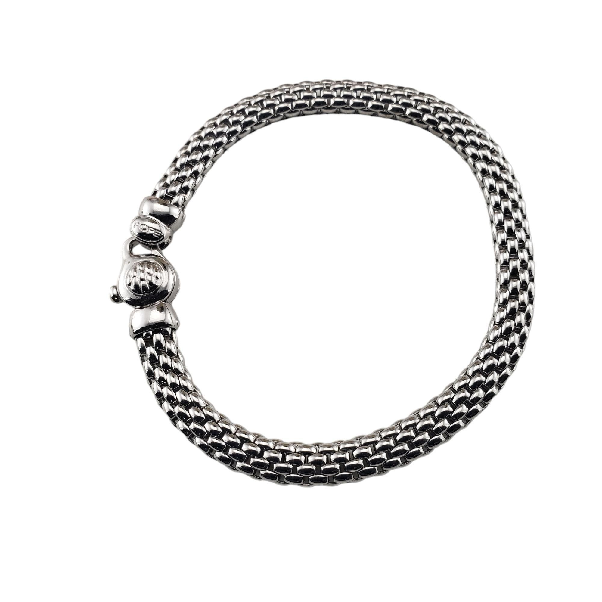 Vintage Fope Vendome 18 Karat White Gold Flexible Bracelet-

This elegant flexible bracelet from the Vendome collection by Fope  is crafted in meticulously detailed 18K white gold.  Width:  6 mm.

Size: 7 inches

Hallmark:  750  Fope  Italy 