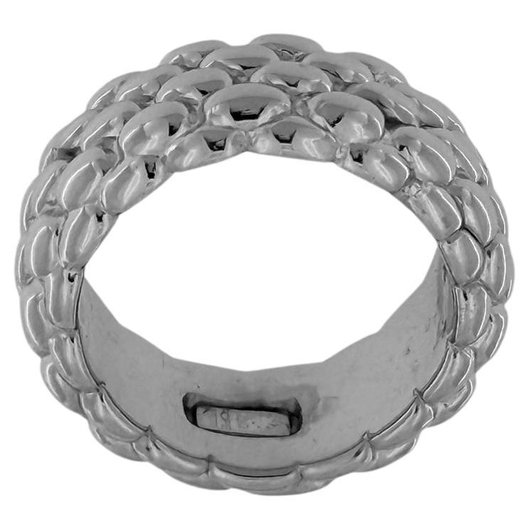 The Fope White Gold Band Ring is a sophisticated piece of jewelry that combines timeless elegance with exceptional craftsmanship. Made from luxurious **18kt white gold**, this ring showcases Fope's signature attention to detail and innovative