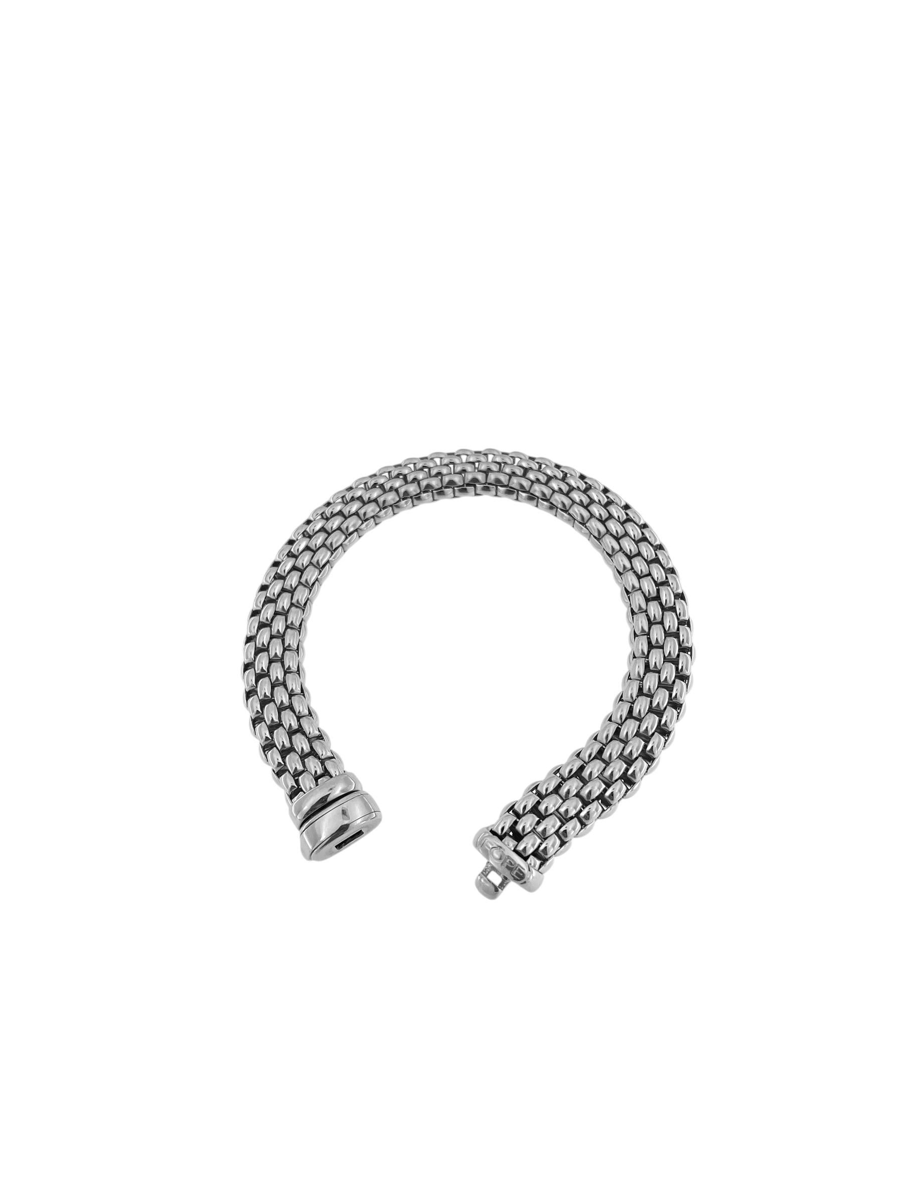 This Fope White Gold Brick Bracelet is a sleek and sophisticated piece of fine Italian craftsmanship, made from luxurious 18-karat white gold. The bracelet features Fope’s signature **brick link design**, where each link is carefully shaped and