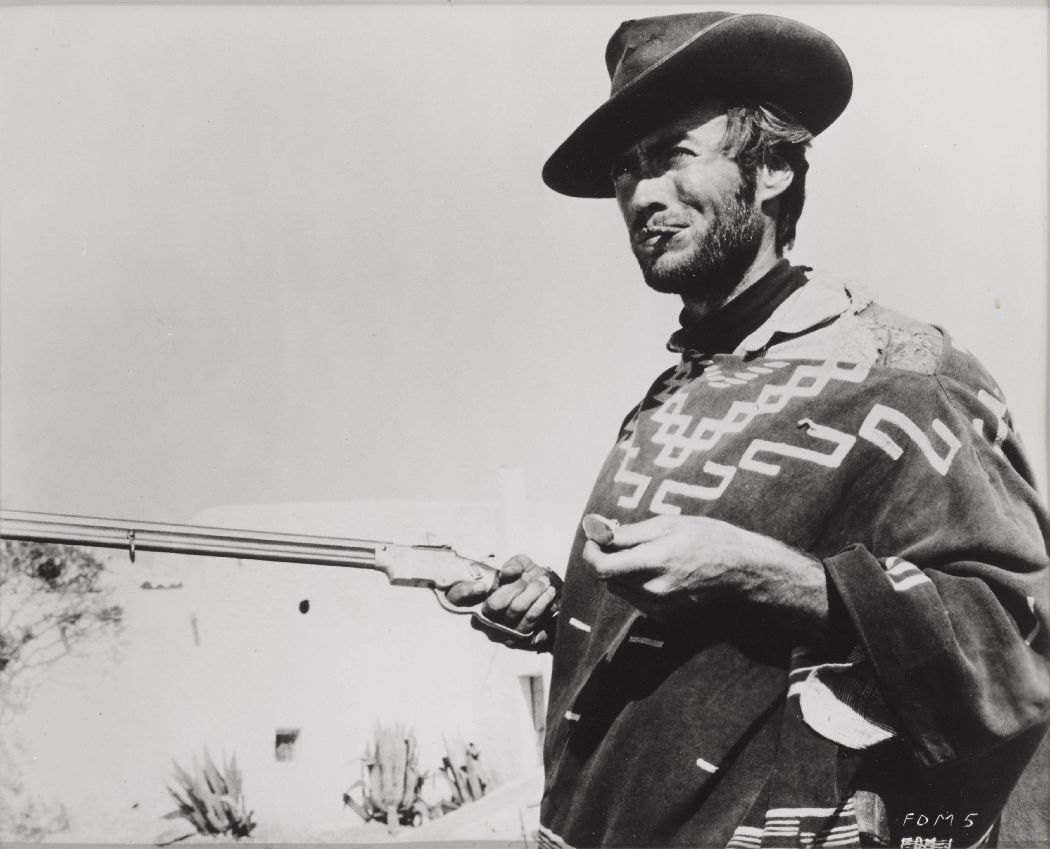 Photo de production originale pour le western spaghetti de 1965 Pour quelques dollars de plus, avec Clint Eastwood, et réalisé par Sergio Leone. Cette œuvre est encadrée dans un cadre en bois de Sapele avec des supports de carte sans acide et du