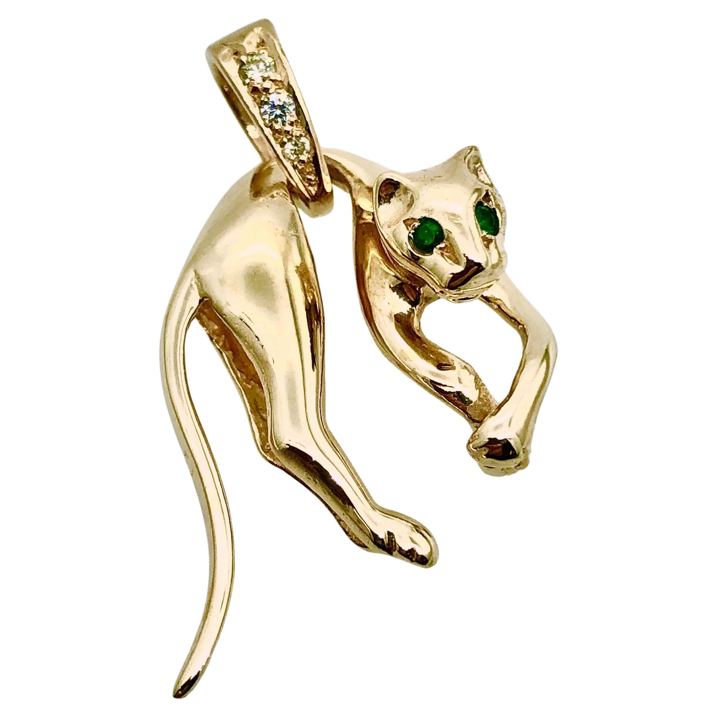 Per gli amanti dei gatti! Ciondolo a forma di gatto "Cartier" in oro con diamanti e smeraldi in vendita