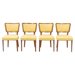 Pour Claire - Ensemble de quatre chaises de salle à manger modernes suédoises retapissées en COM.