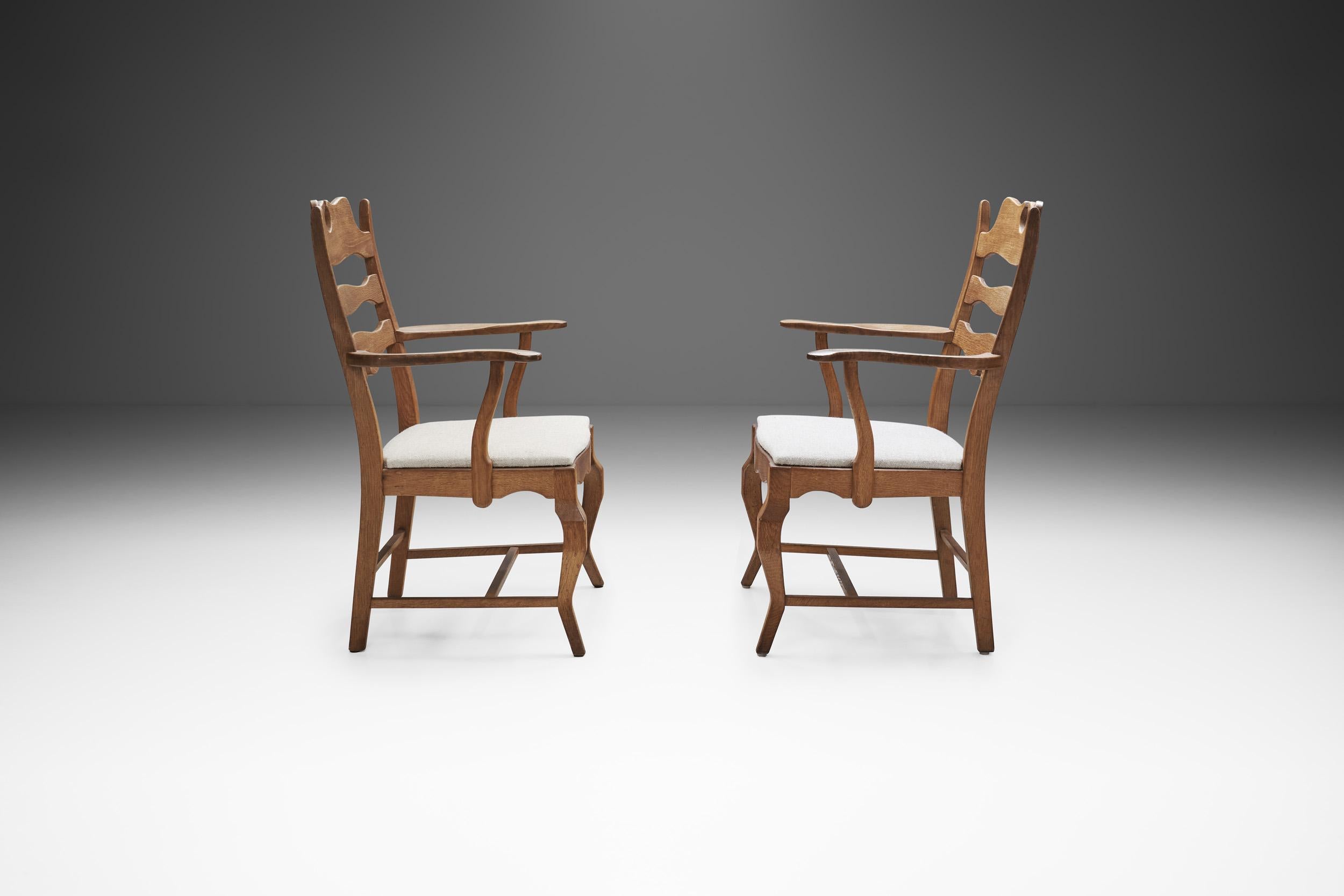 Mid-Century moderno Lauren Ashley - Coppia di sedie da pranzo Henning Kjærnulf in Oak. in vendita