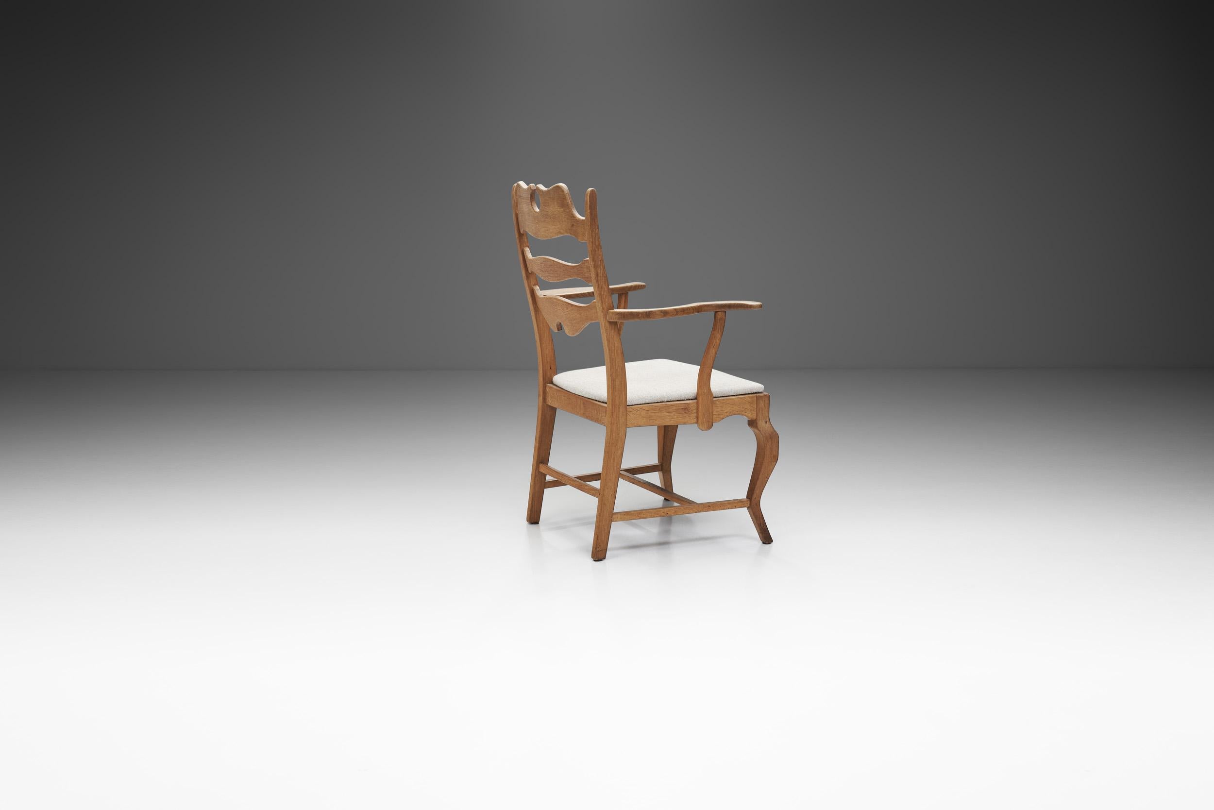 Metà XX secolo Lauren Ashley - Coppia di sedie da pranzo Henning Kjærnulf in Oak. in vendita