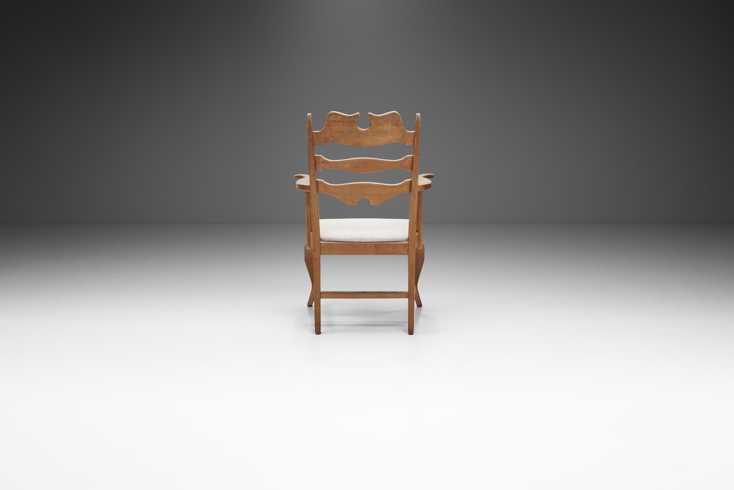 Tessuto Lauren Ashley - Coppia di sedie da pranzo Henning Kjærnulf in Oak. in vendita