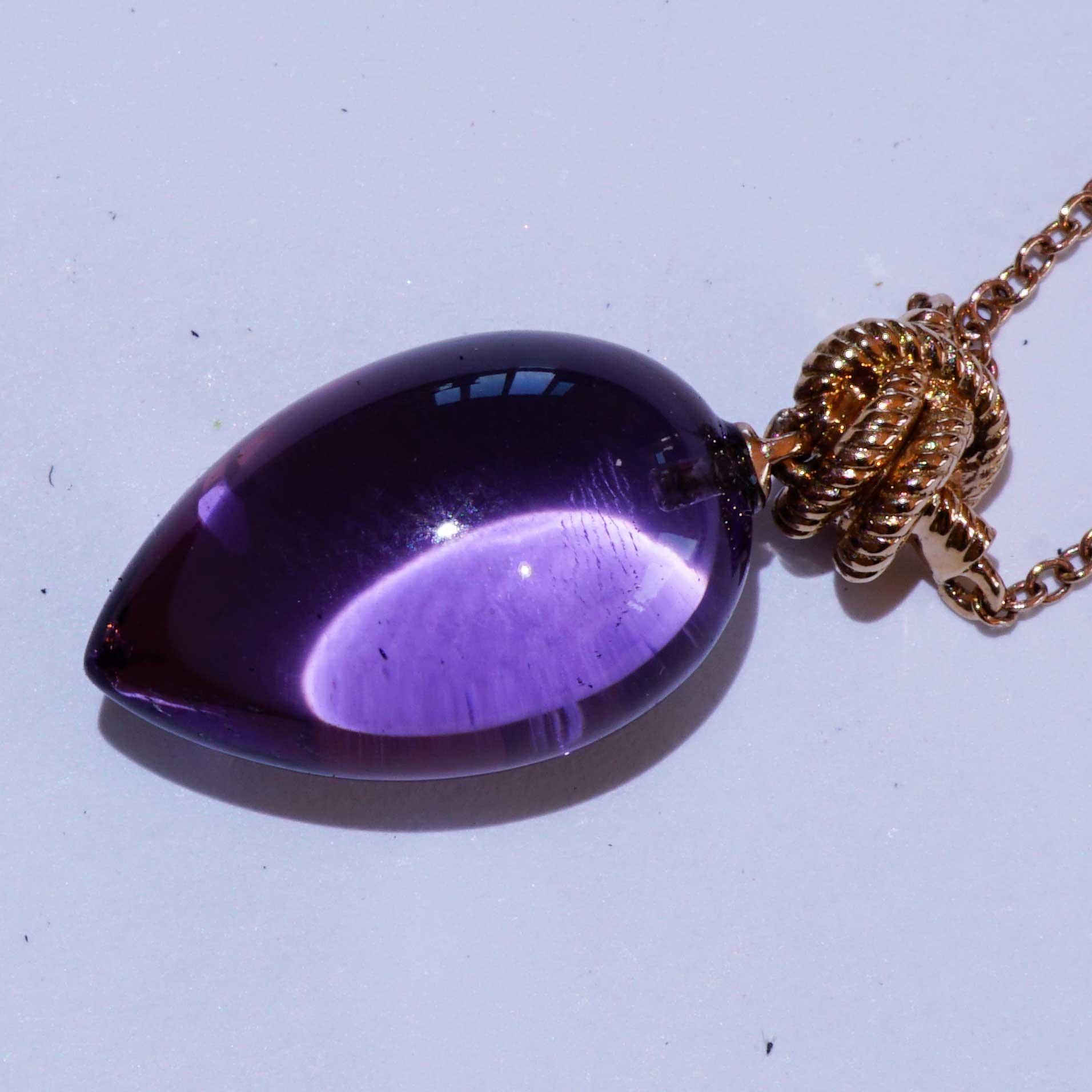 sweet necklace with suspension in chased knot rope shape with 16 x 10 mm smoothly cut amethyst drop in fine colour quality approx. 11.45 ct, integrated fine anchor chain with 0.8 mm diameter, non-slip small lobster clasp, approx. 1.8 grams in