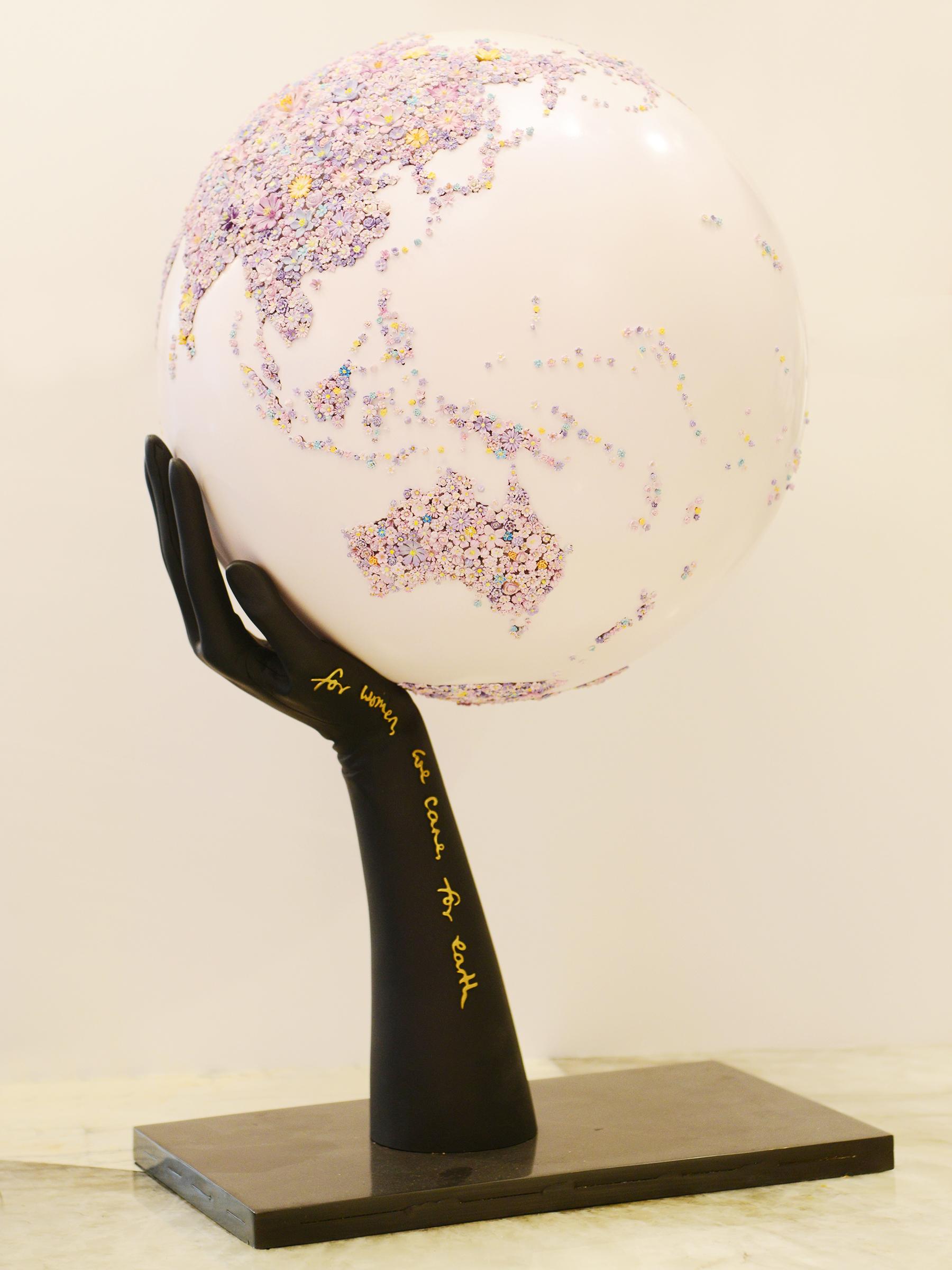 Sculpté à la main Pour les femmes, nous nous soucions de la Terre Globe violet en vente