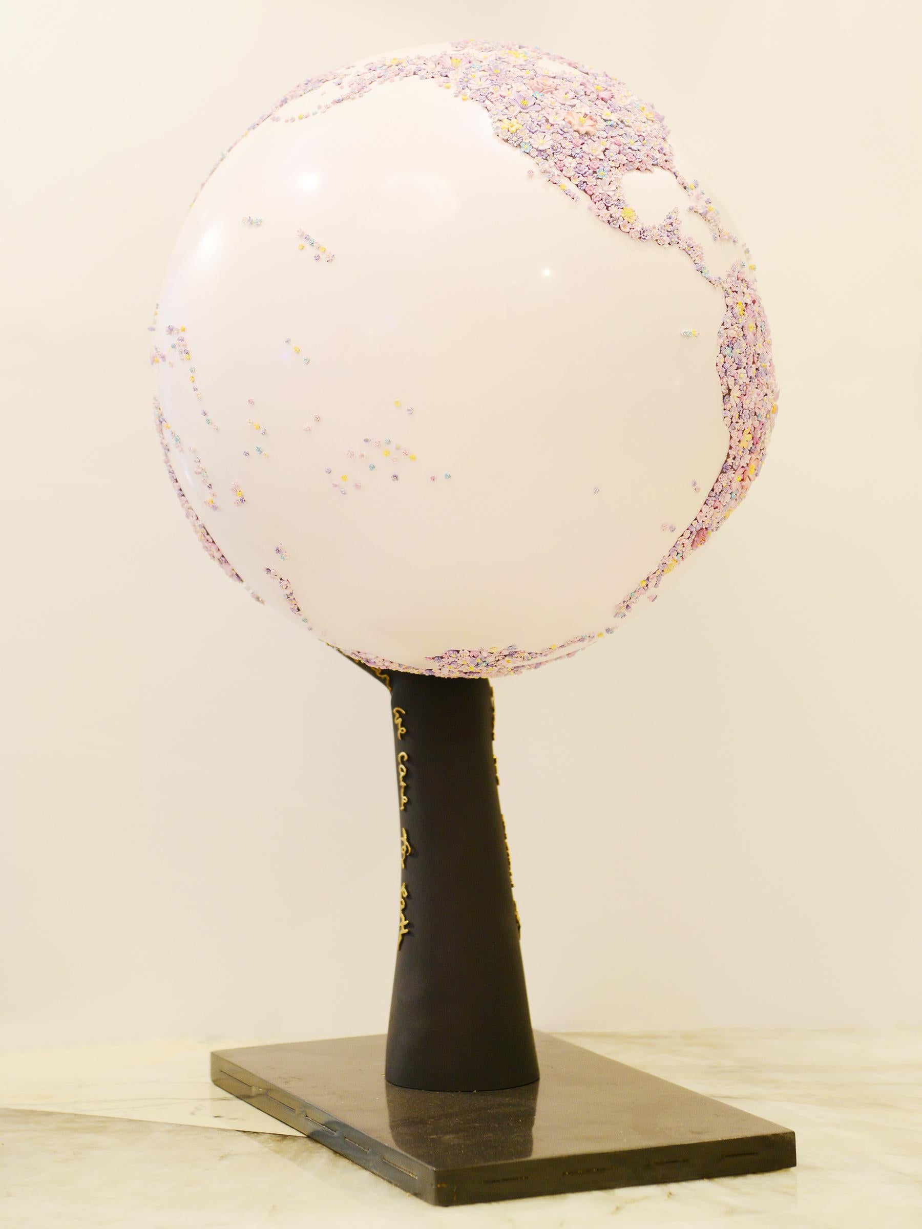 Pour les femmes, nous nous soucions de la Terre Globe violet Neuf - En vente à Paris, FR