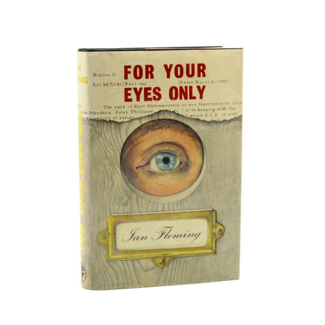Ian Fleming. Pour vos yeux seulement. Londres : Jonathan Cape, 1960. Première édition, première impression. Octavo. Présenté dans des cartons d'origine avec un design/One blanc et un dos estampillé en doré, une jaquette picturale d'origine. 
Il