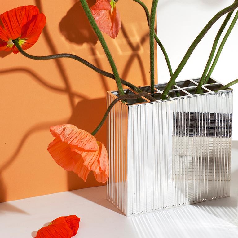Forato, le grand - vase en métal argenté - Made in Italy
Créé dans notre atelier de Milan
Le savoir-faire traditionnel et le nouveau design se sont rencontrés pour la création d'un nouveau concept : Forato - nom italien pour Brick - conçu par Studio