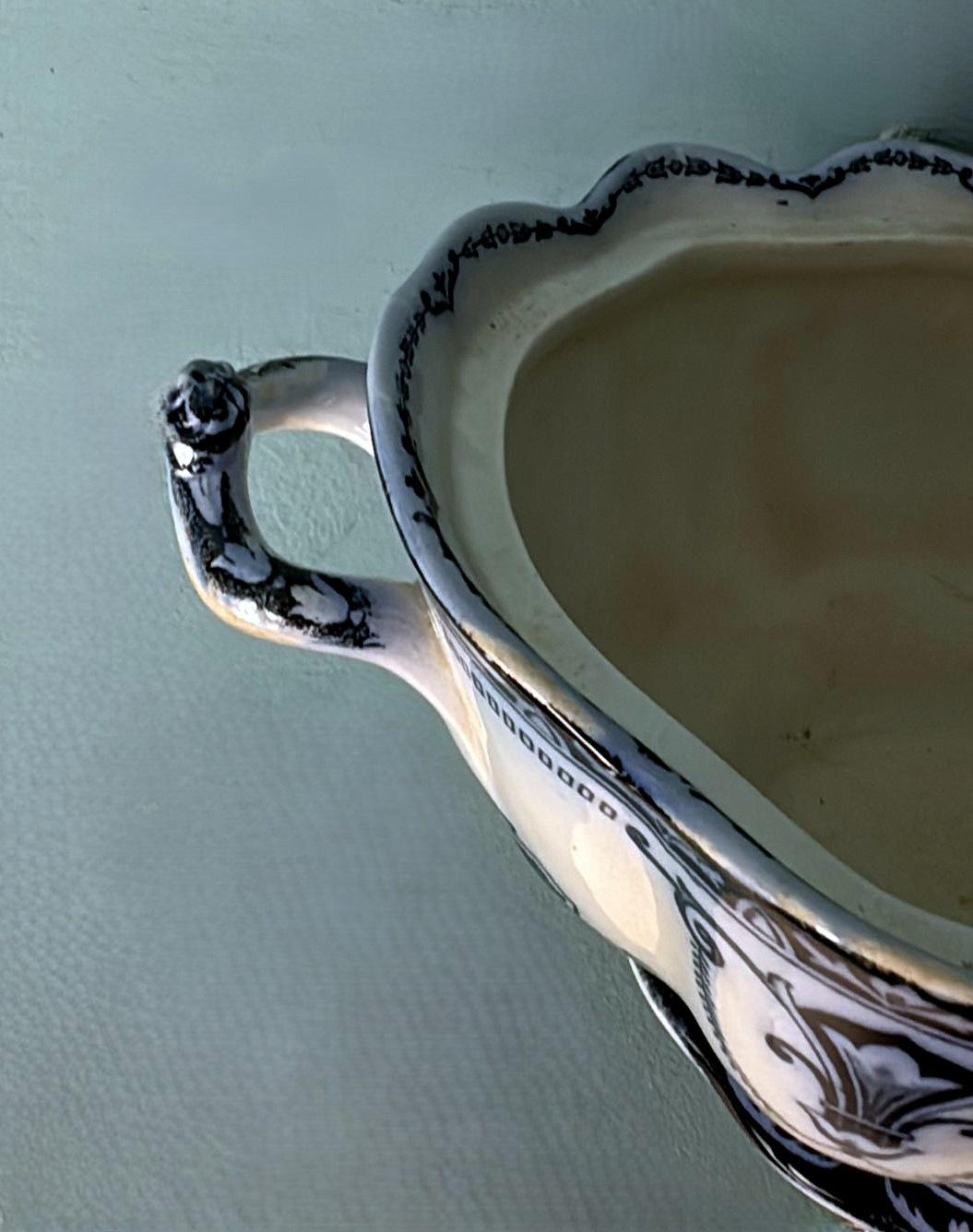 Soupière anglaise en porcelaine bleue Flow à motif Carlton, sans couvercle en vente 2