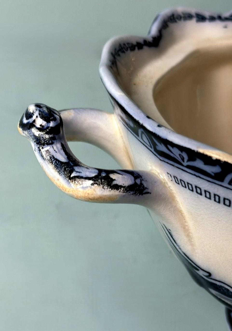 Soupière anglaise en porcelaine bleue Flow à motif Carlton, sans couvercle en vente 6