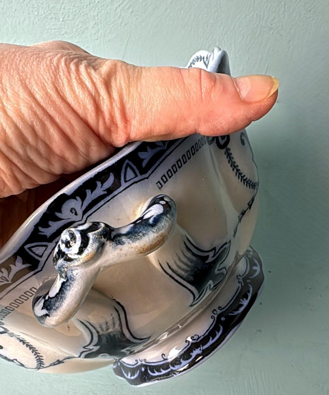Soupière anglaise en porcelaine bleue Flow à motif Carlton, sans couvercle en vente 11