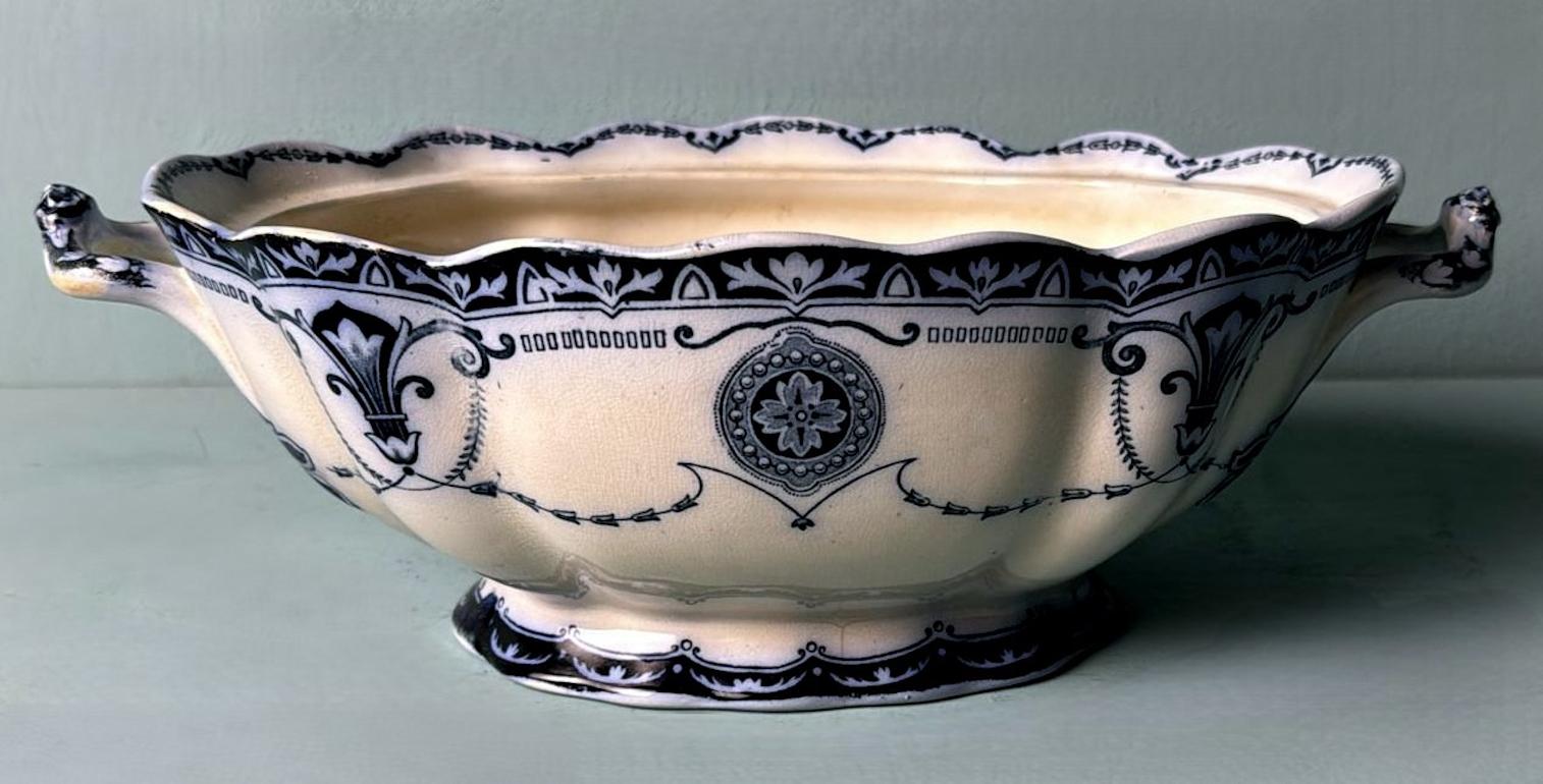 Nous vous invitons à lire la description complète, car elle comprend des détails techniques et historiques destinés à garantir l'authenticité de nos pièces.
Cette soupière anglaise classique en porcelaine blanche et bleu cobalt présente une