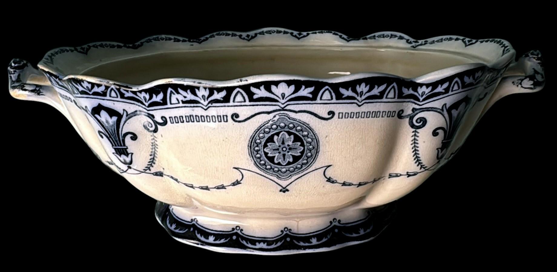 Édouardien Soupière anglaise en porcelaine bleue Flow à motif Carlton, sans couvercle en vente