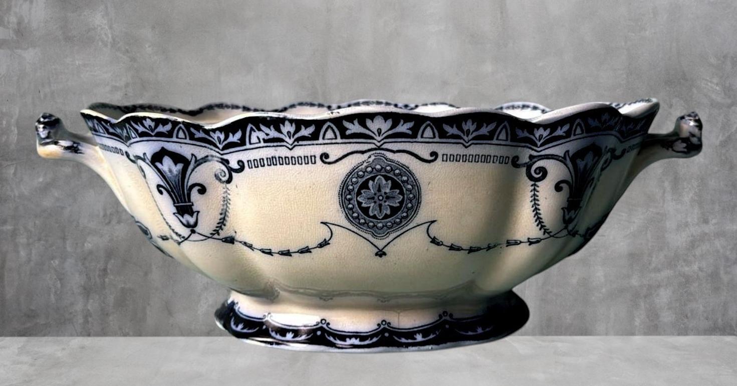 Britannique Soupière anglaise en porcelaine bleue Flow à motif Carlton, sans couvercle en vente