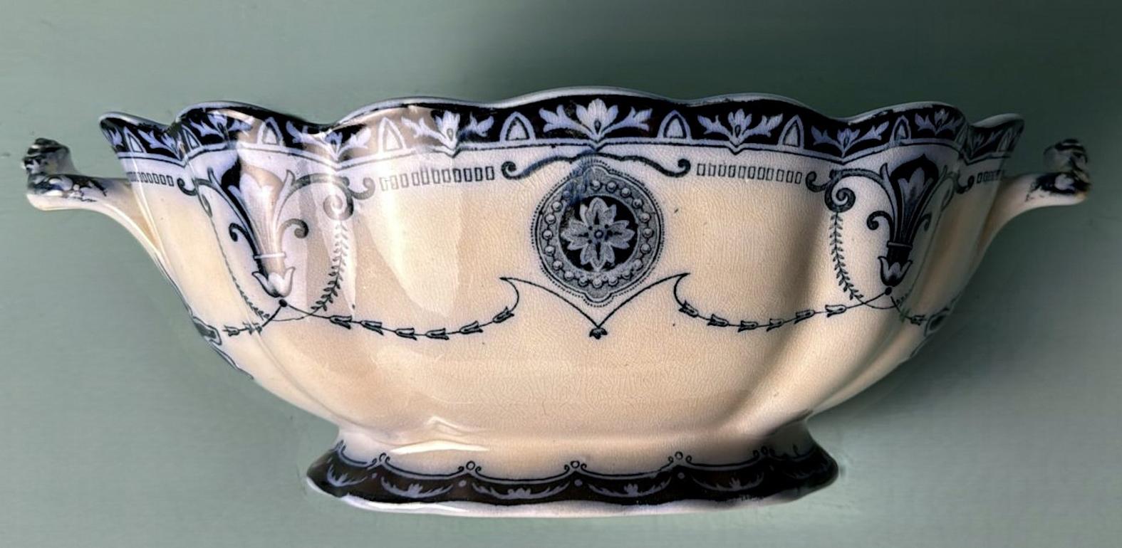 Fait main Soupière anglaise en porcelaine bleue Flow à motif Carlton, sans couvercle en vente