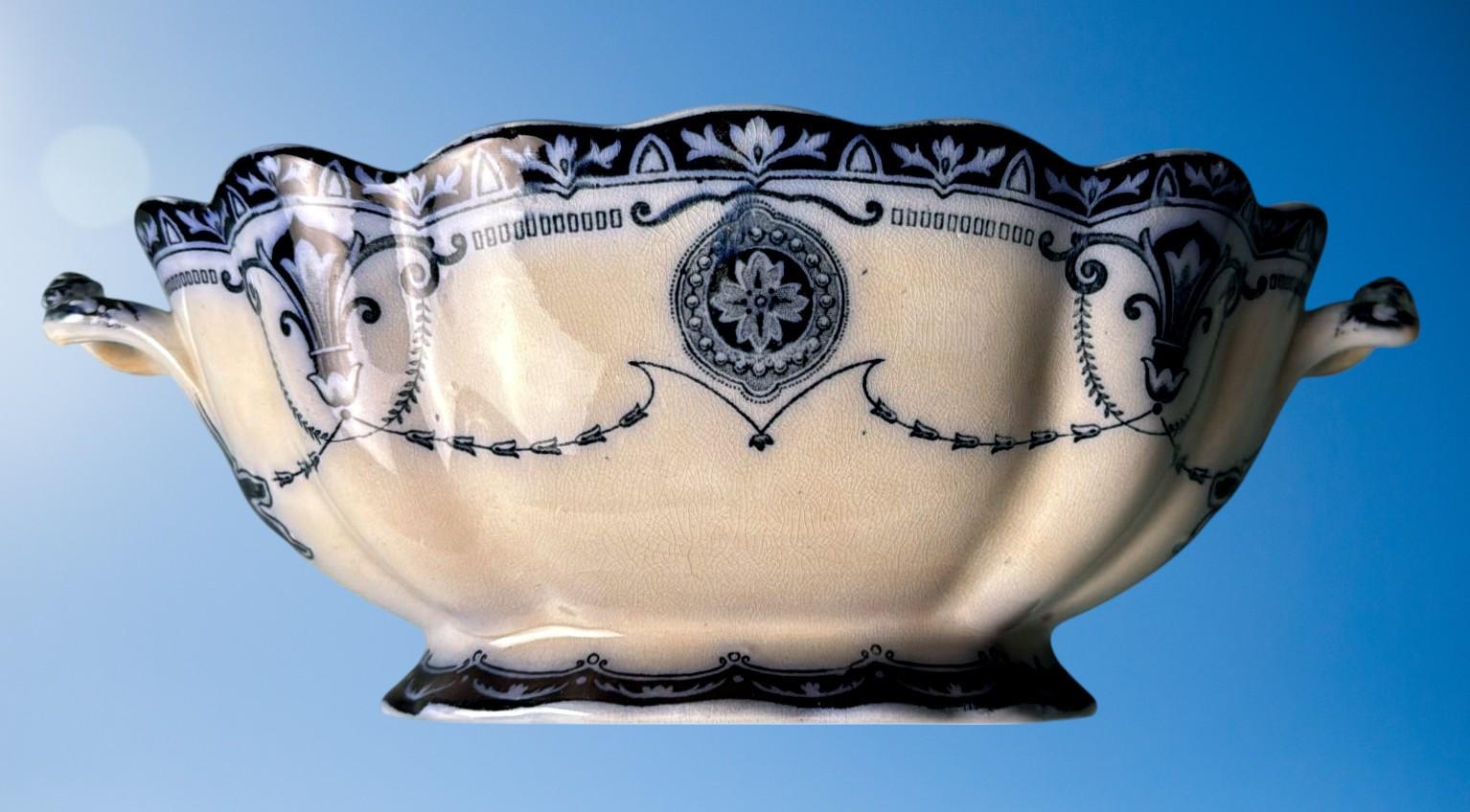 Soupière anglaise en porcelaine bleue Flow à motif Carlton, sans couvercle Bon état - En vente à Prato, Tuscany