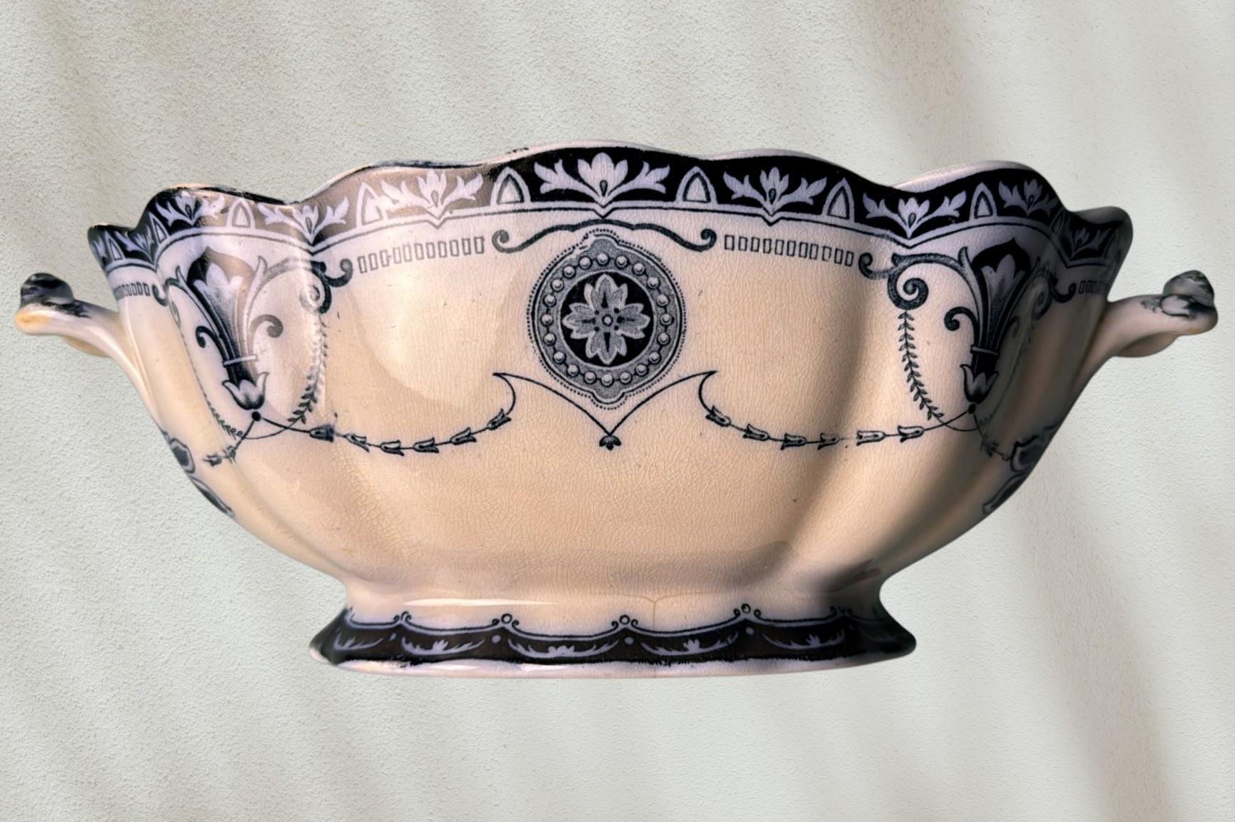 20ième siècle Soupière anglaise en porcelaine bleue Flow à motif Carlton, sans couvercle en vente
